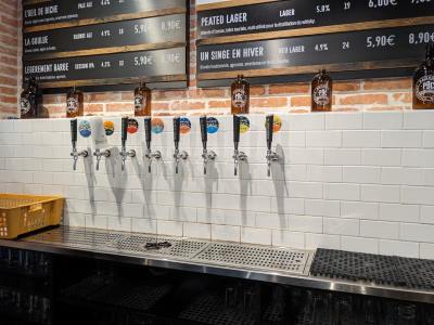 mur à bière avec robinets