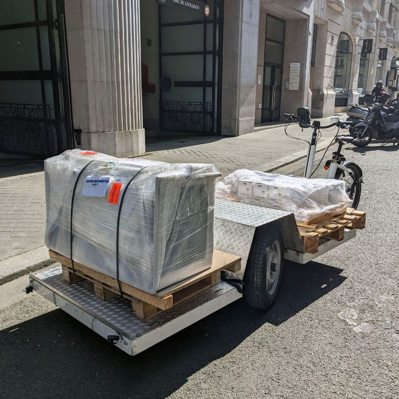 Vélo cargo avec une station cocktail sur le plateau de charge