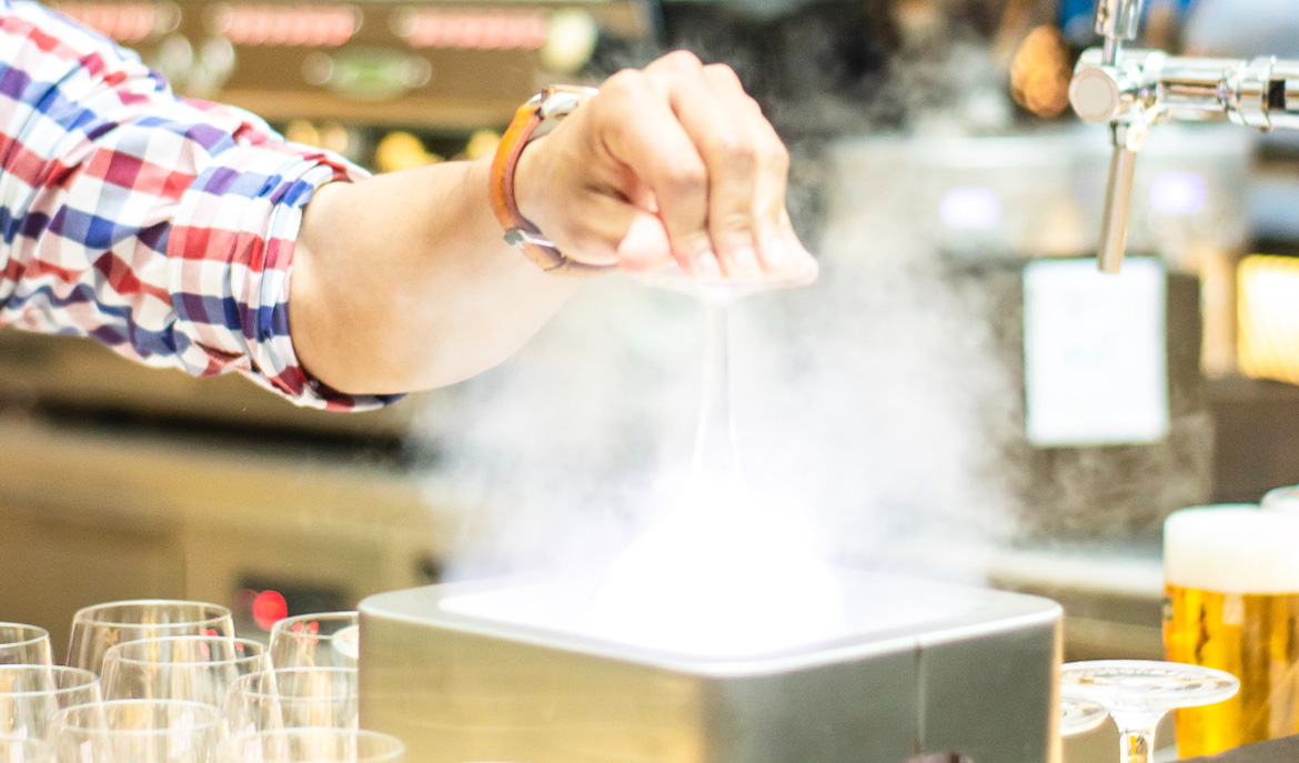 Barman en train d'utiliser un givreur à verres