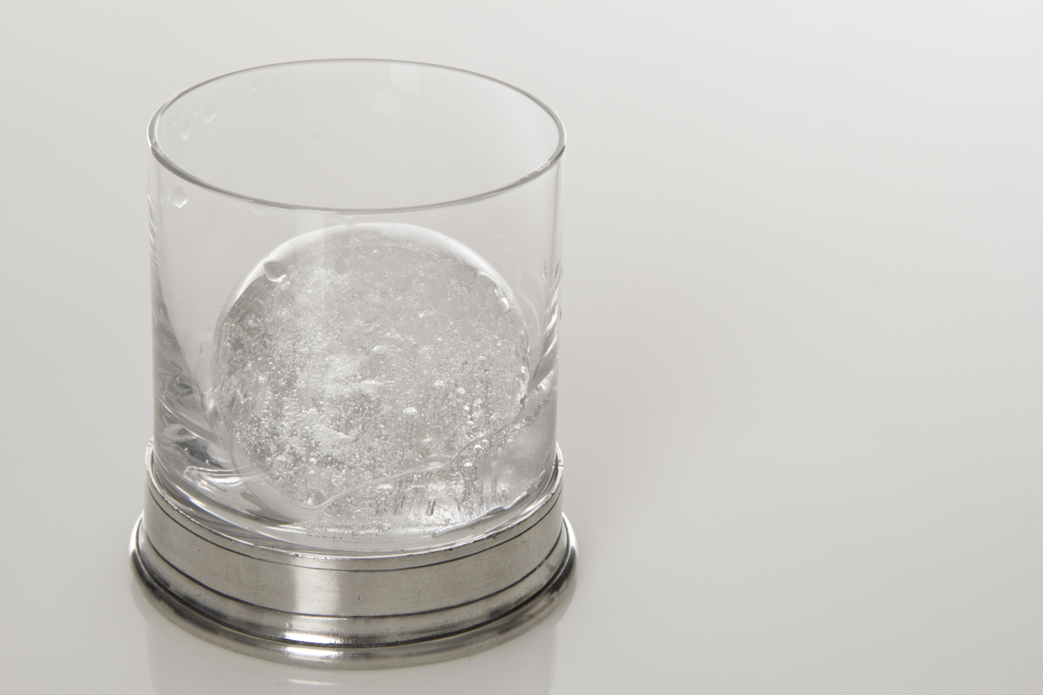 Glaçon de la de la forme d’une boule dans un verre