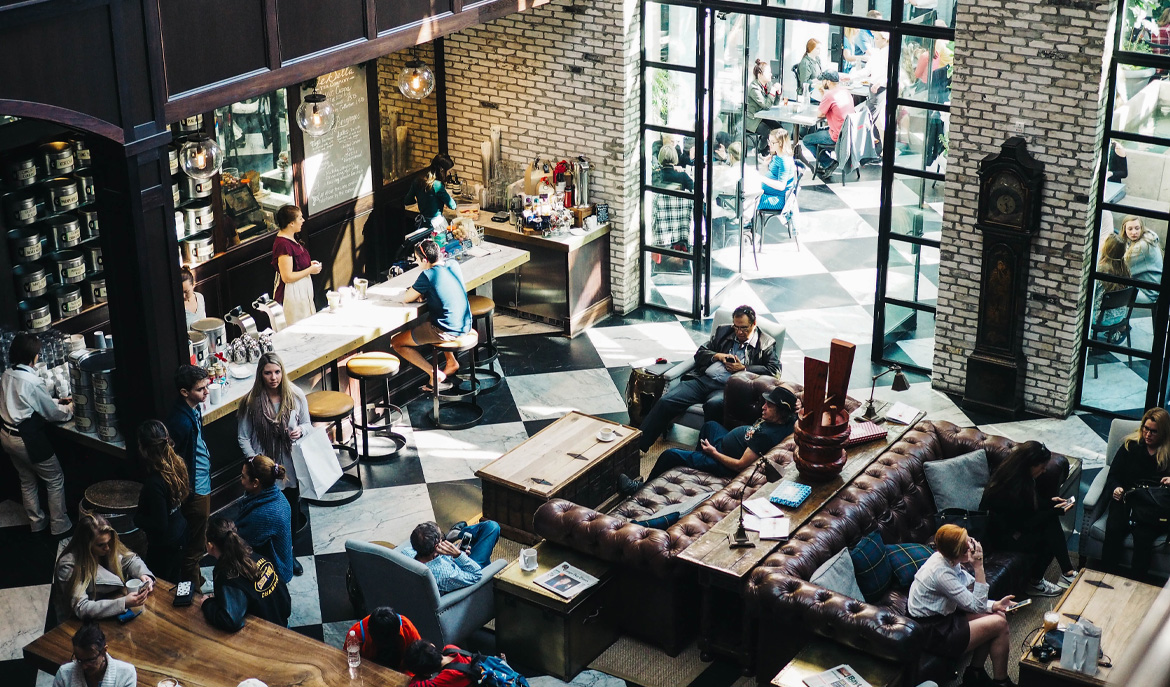 Photo d'un bar professionnel ouvert avec des clients