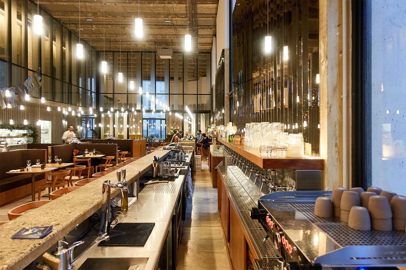 Agencement intérieur bar avec plan de travail inox et rangements