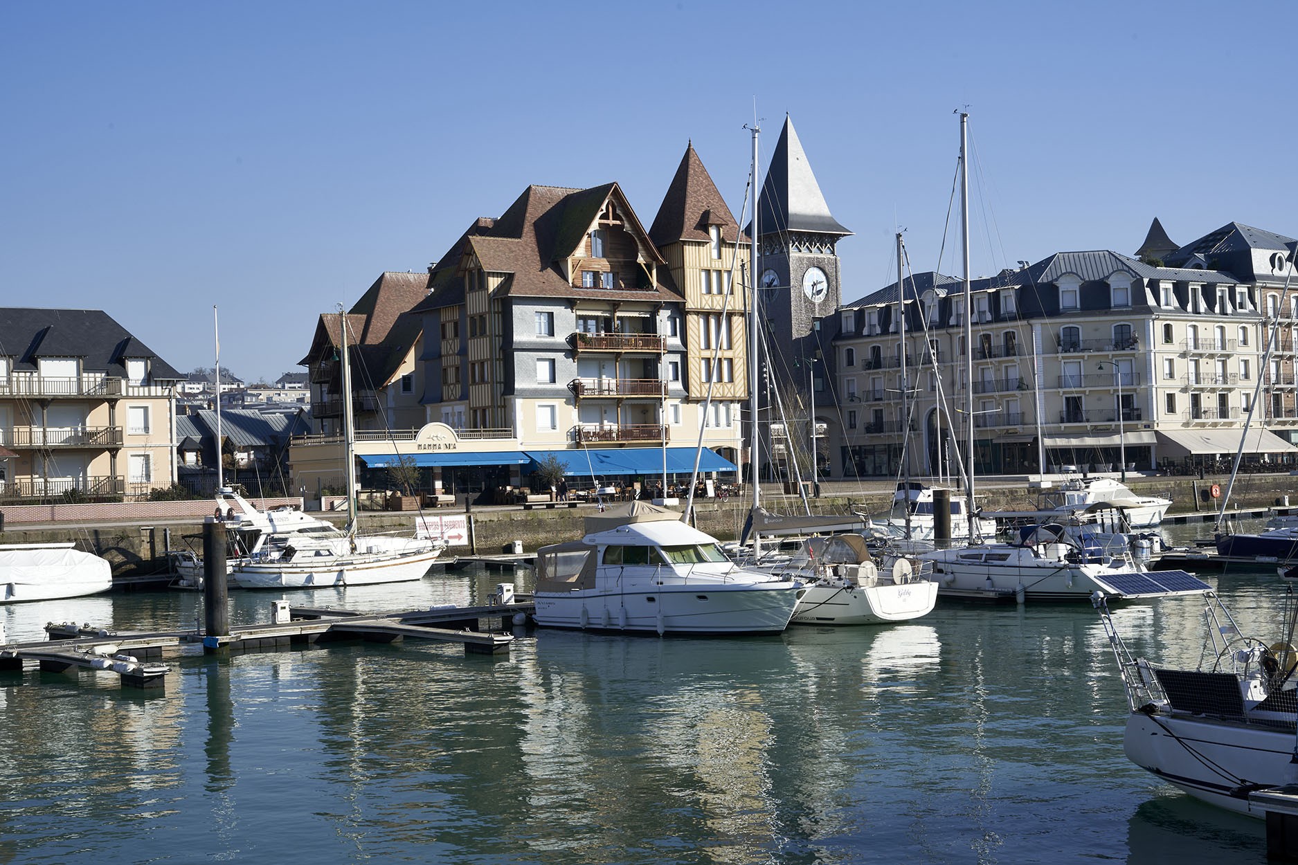  Port de deauville avec vue sur le restaurant Mamma Mia 