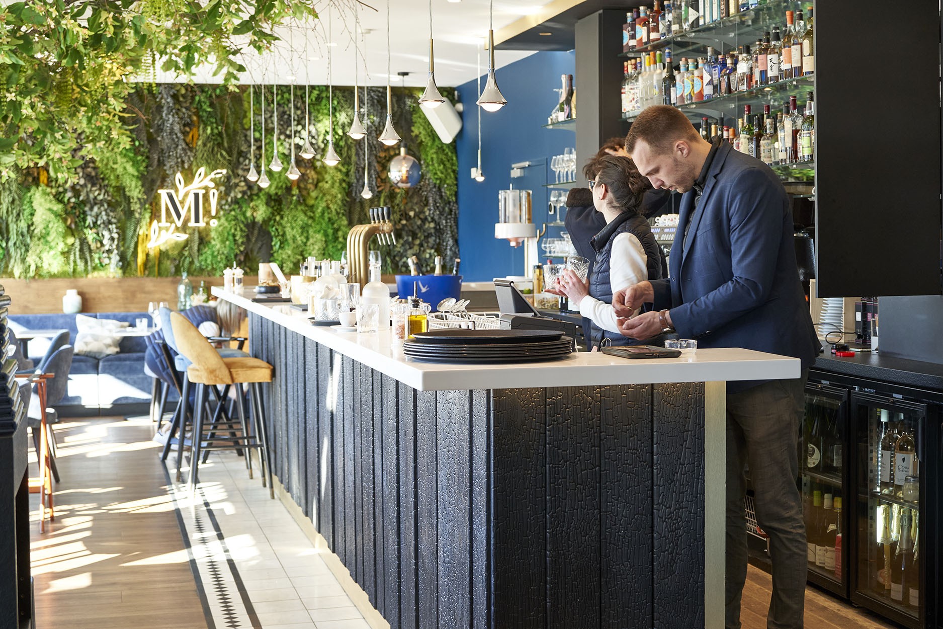 Comptoir et façade de bar décoratif en bois brulé
