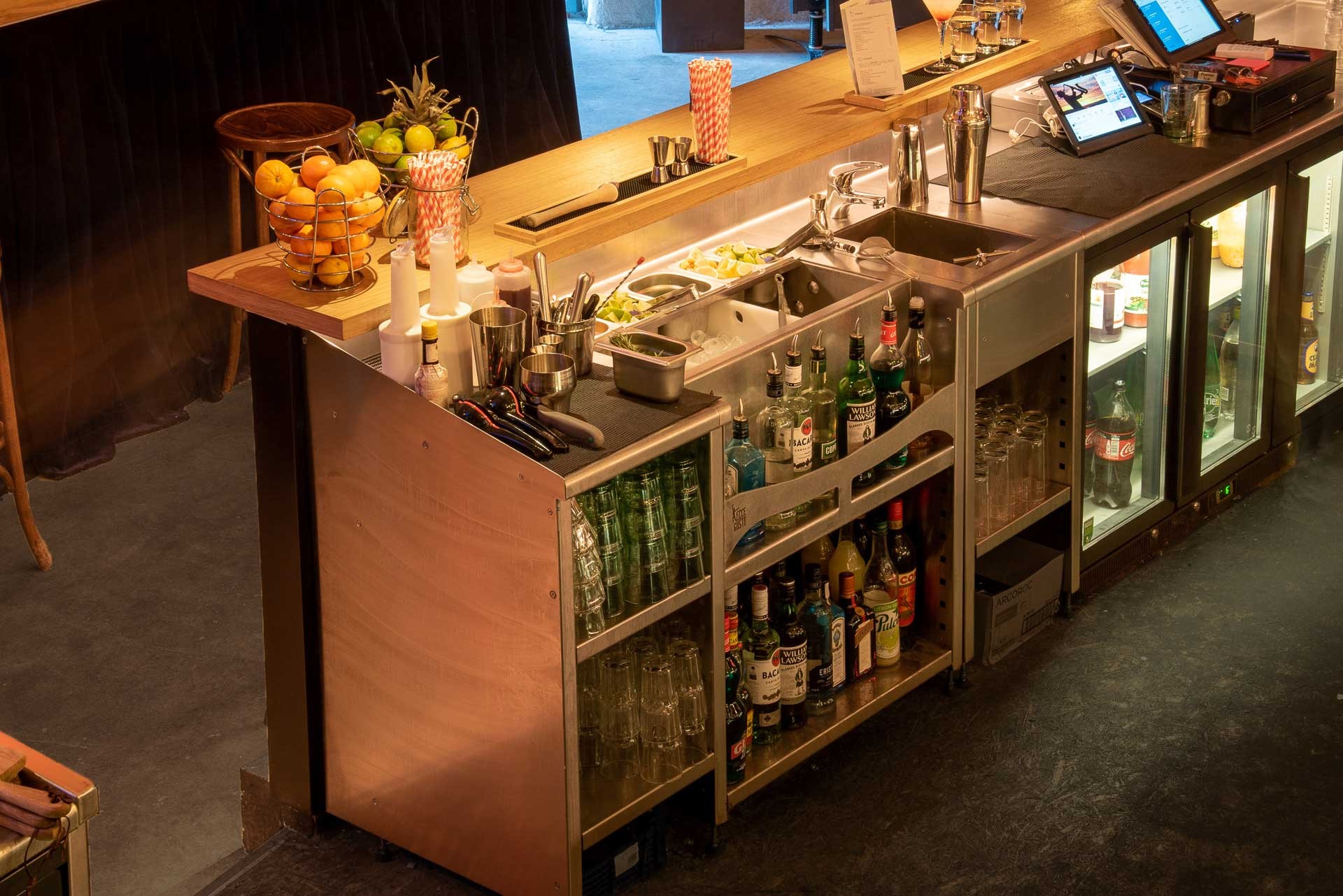Agencement de bar en inox et station cocktail