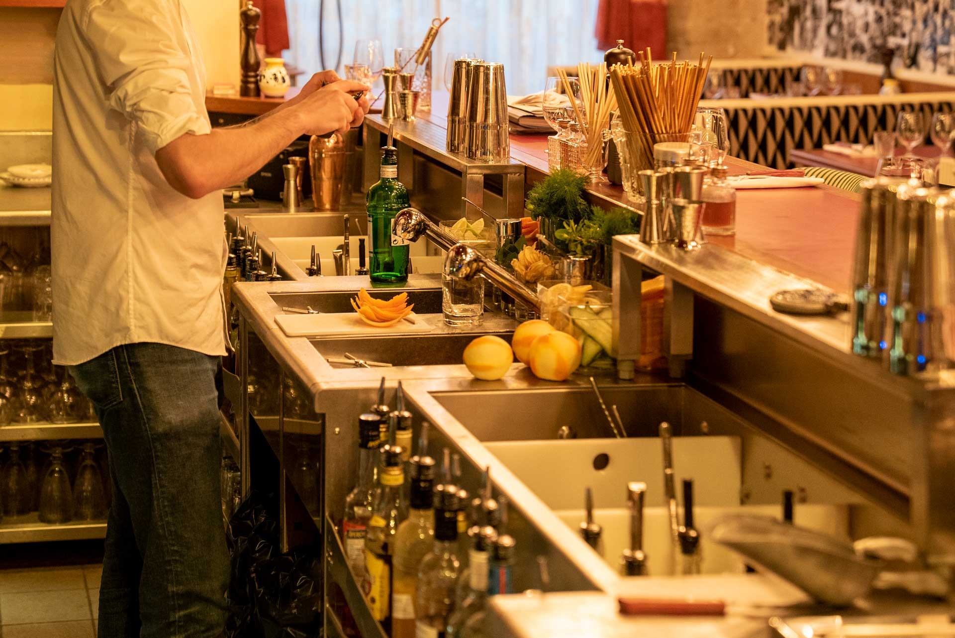  barman devant station cocktail 