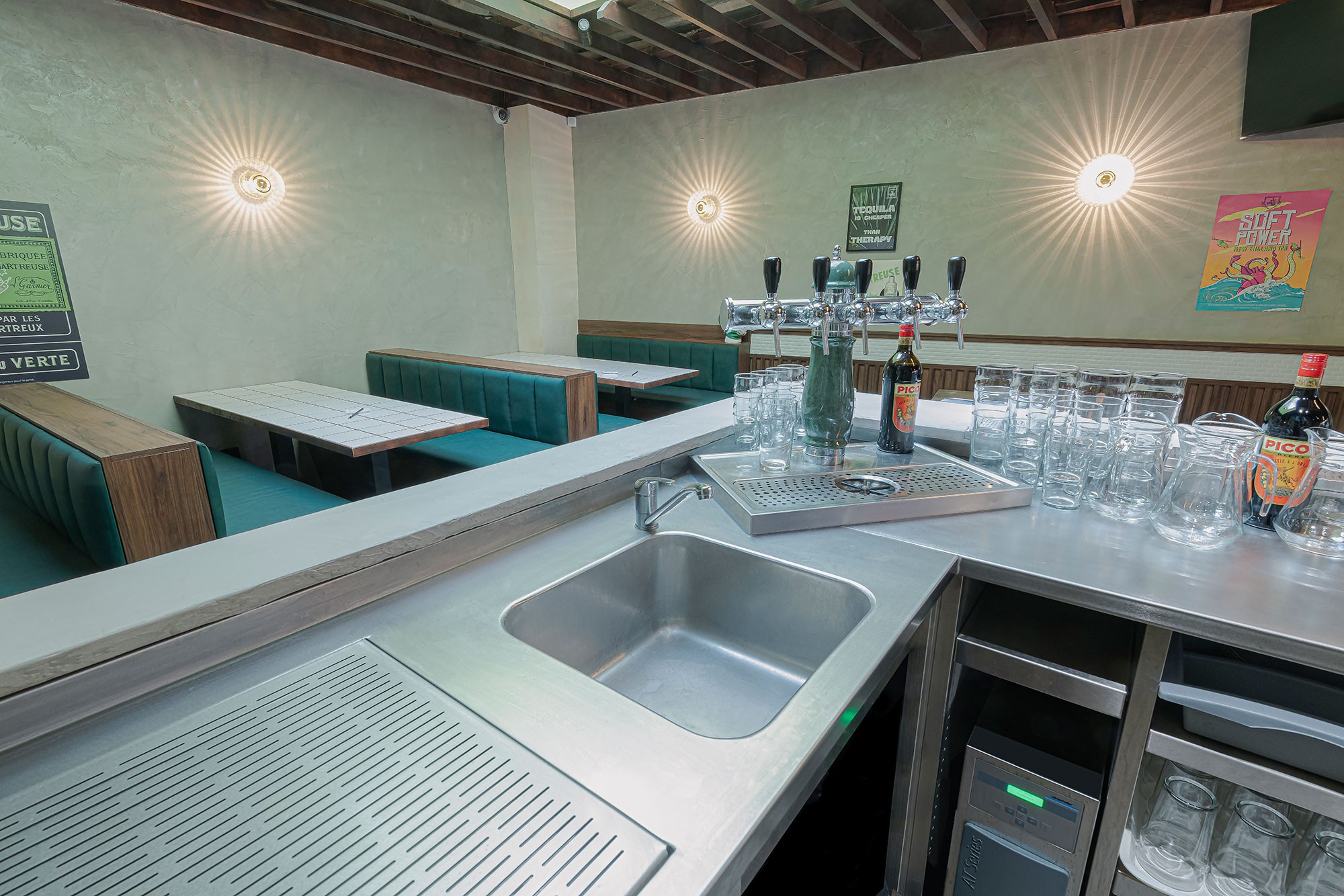 Agencement de bar de quartier