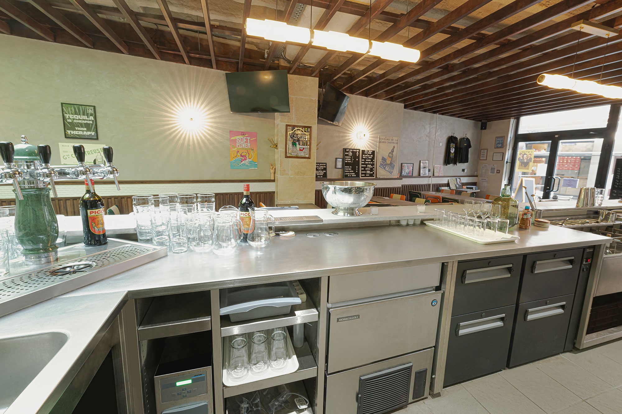 Agencement de bar de quartier
