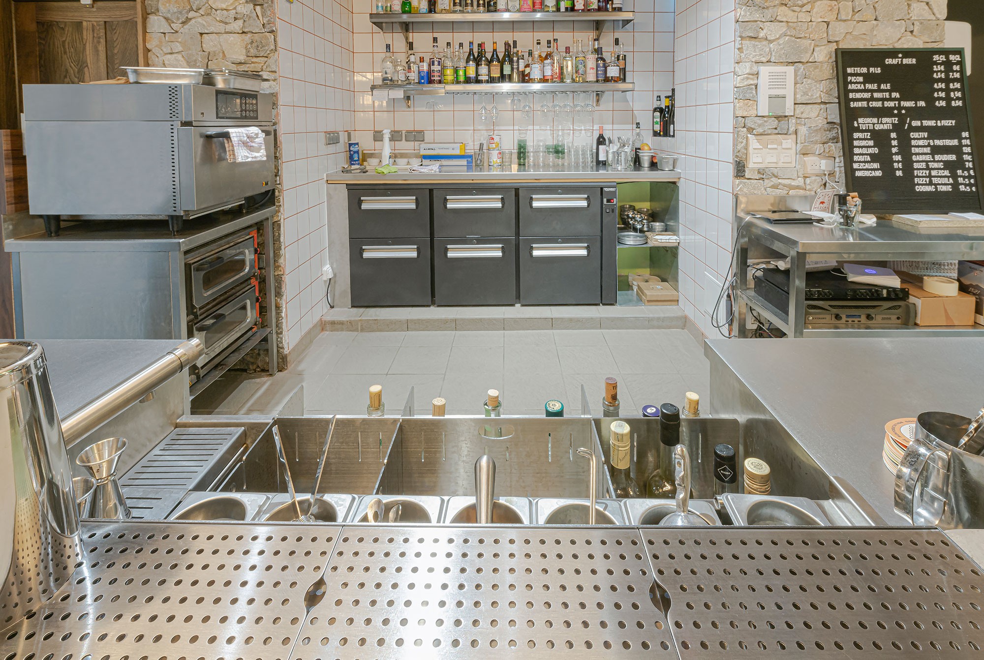 Agencement de bar de quartier