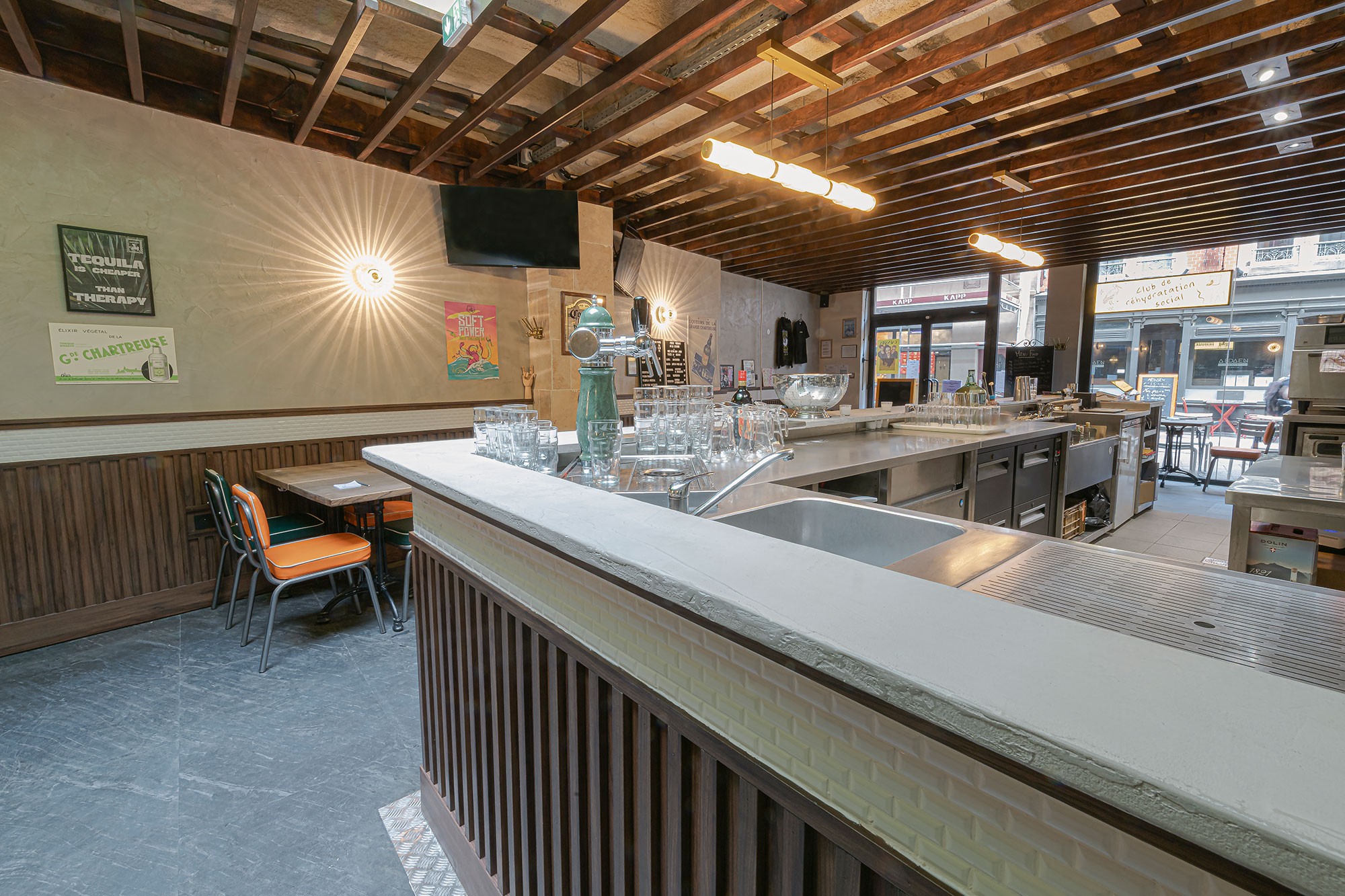 Agencement de bar de quartier