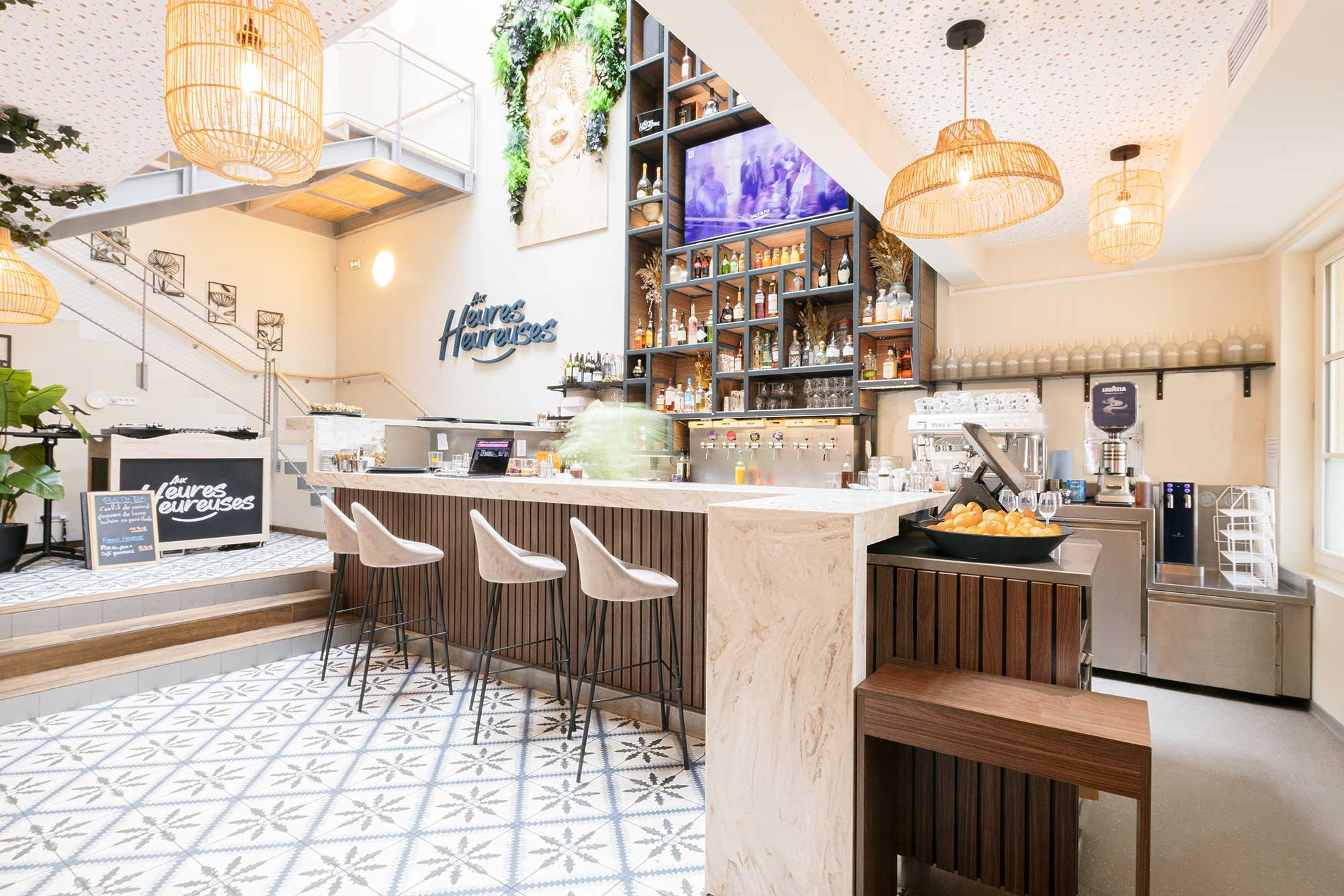 Agencement de bar pour restaurant festif
