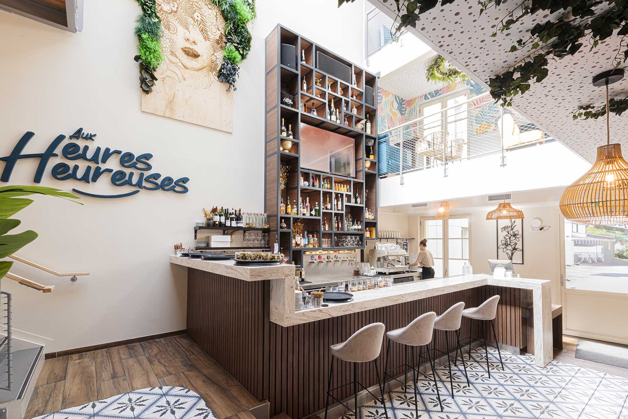 Agencement de bar pour restaurant festif