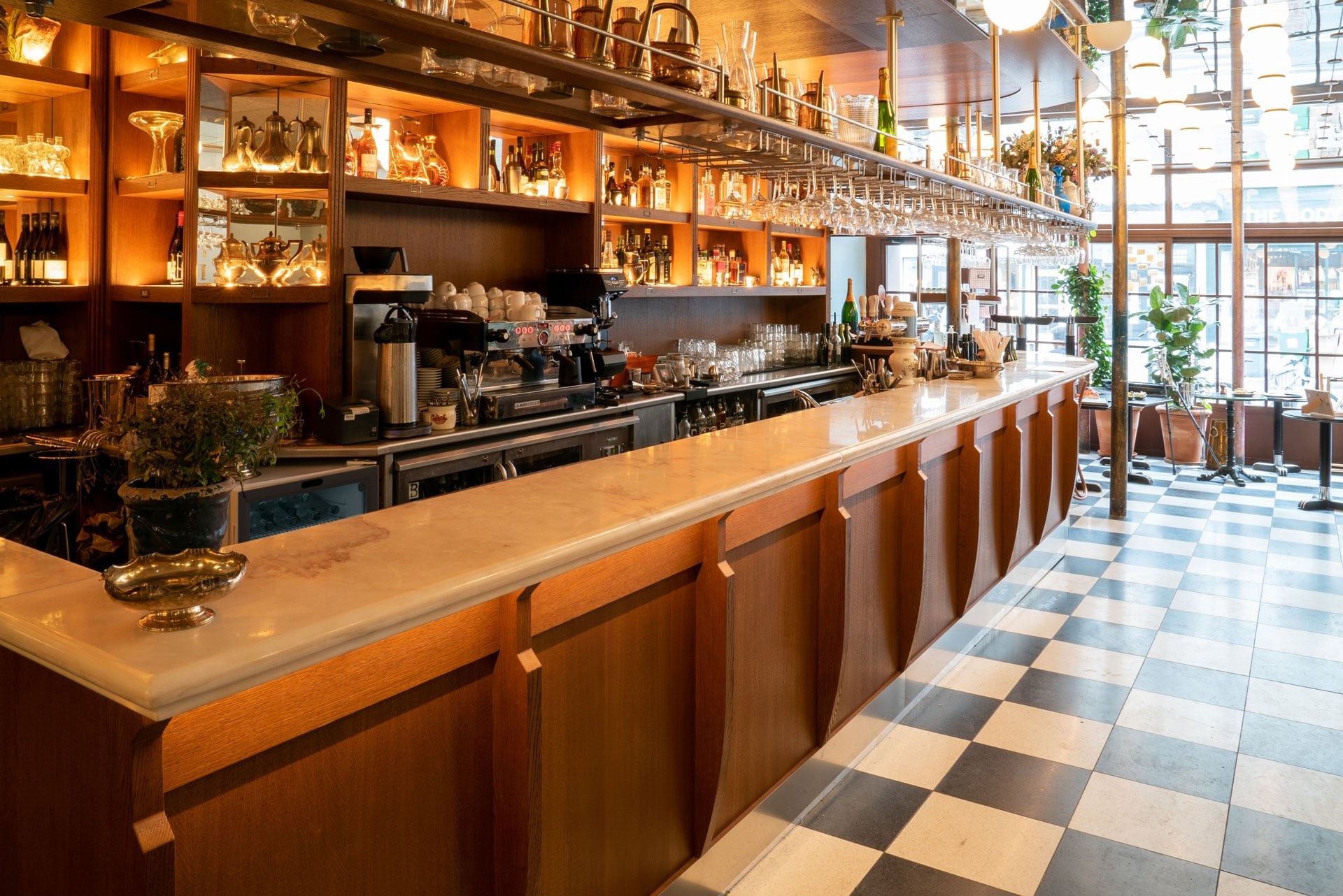 Comptoir de bar en bois moderne avec plateau en marbre blanc