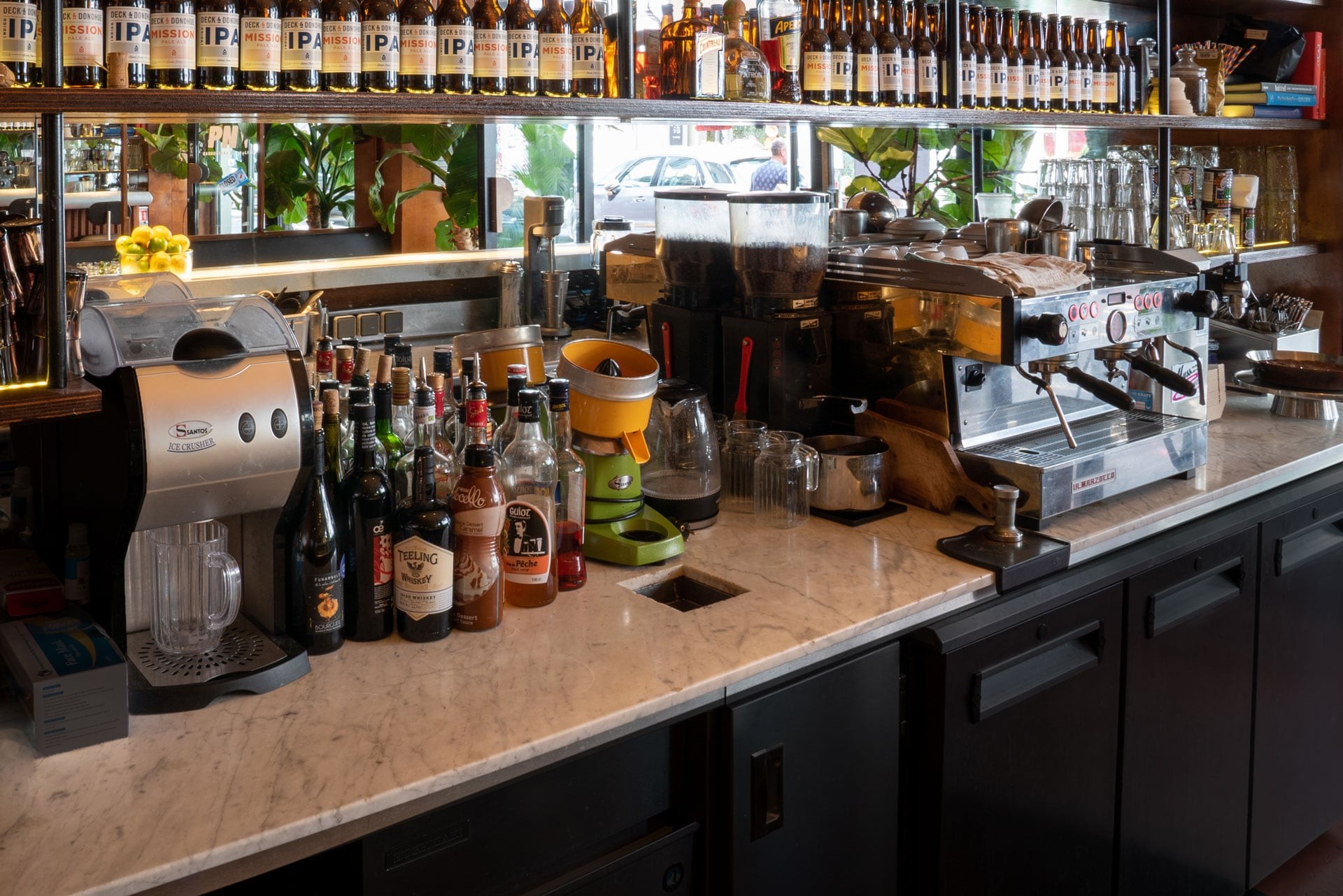  arrière bar avec machine à café et etagères à bouteilles 