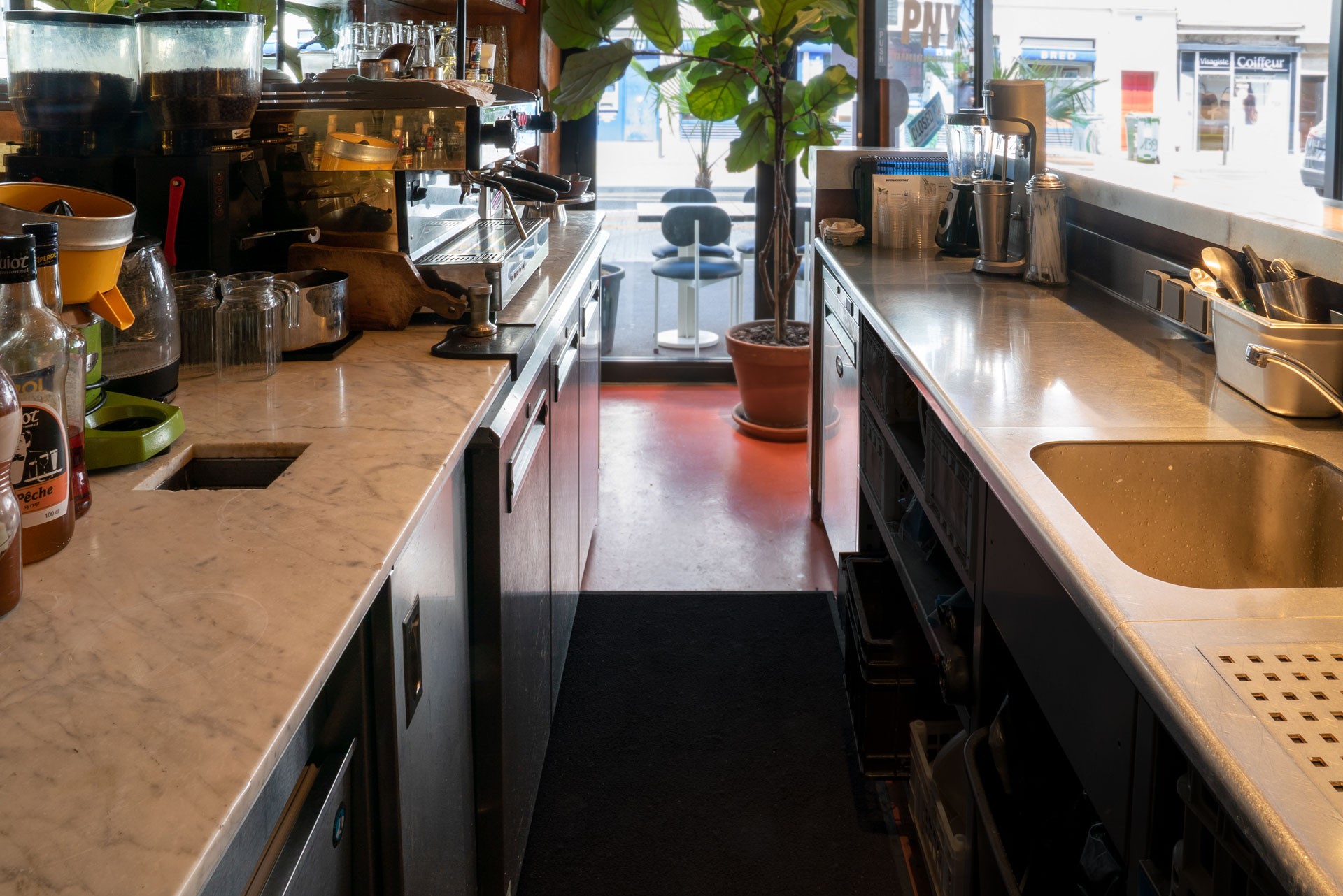  Arrière bar avec couloir de passage 