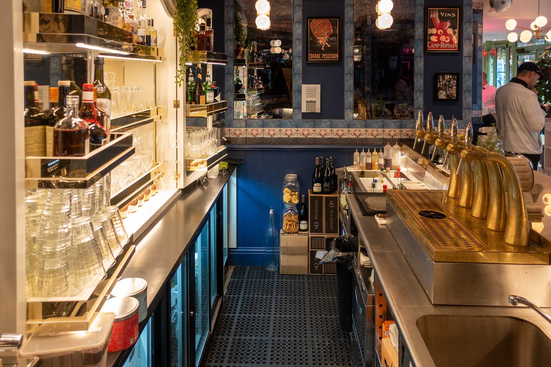 Intérieur de comptoir de bar professionnel avec agencement inox
