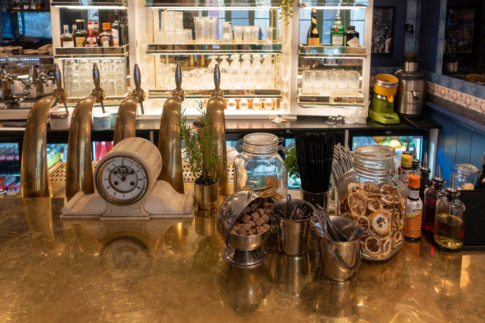 comptoir en laiton et colonne a bière