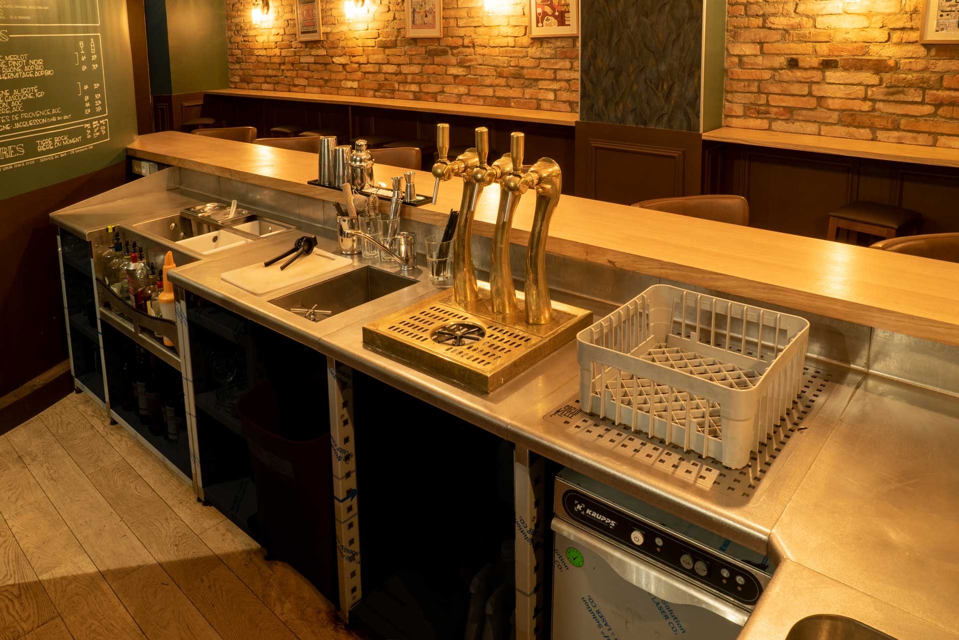  intérieur de bar professionnel avec rangements 