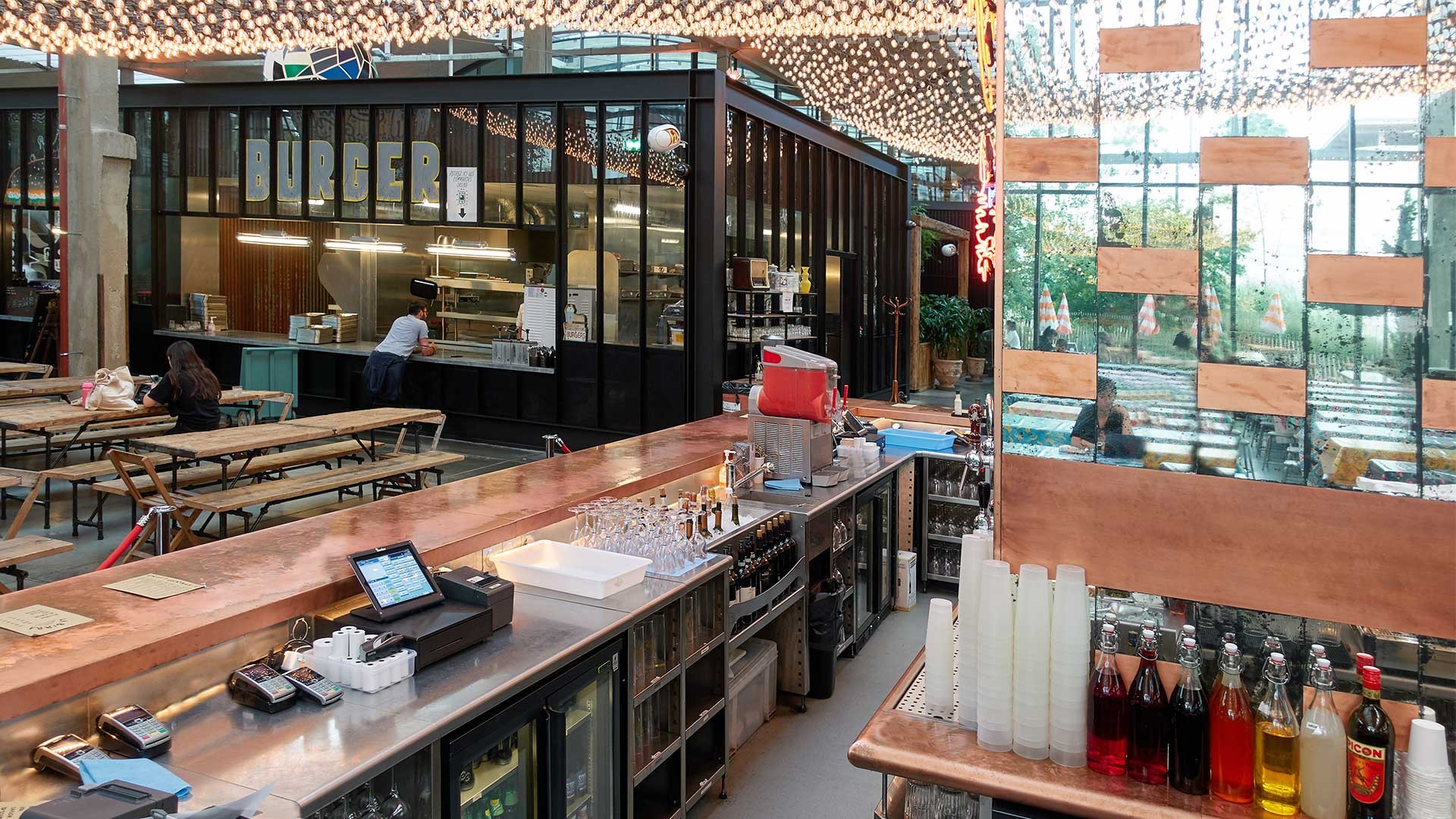Intérieur comptoir de bar avec rangements