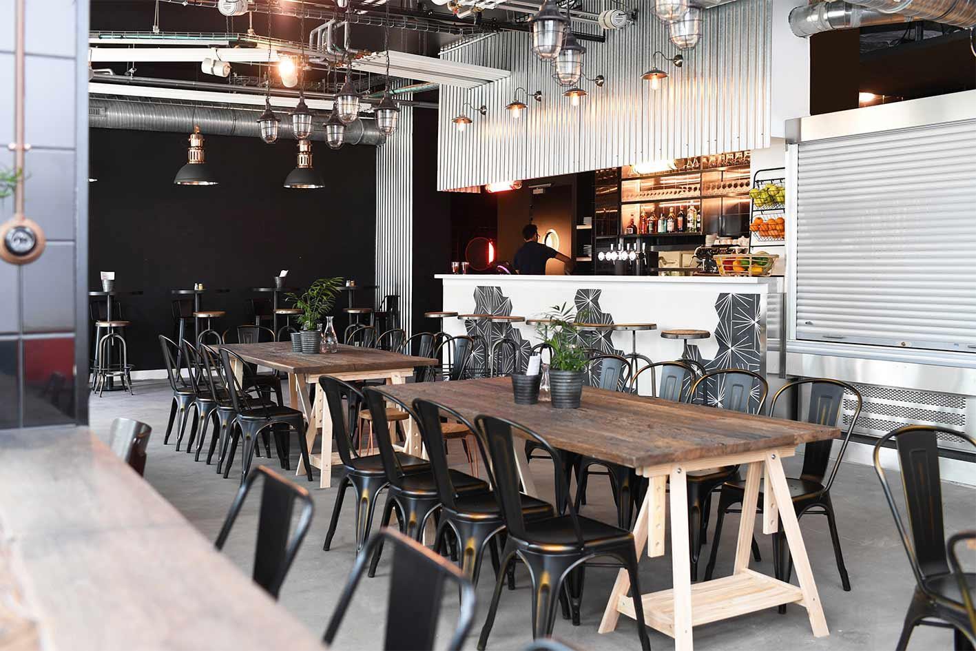 salle de restaurant avec comptoir de bar moderne