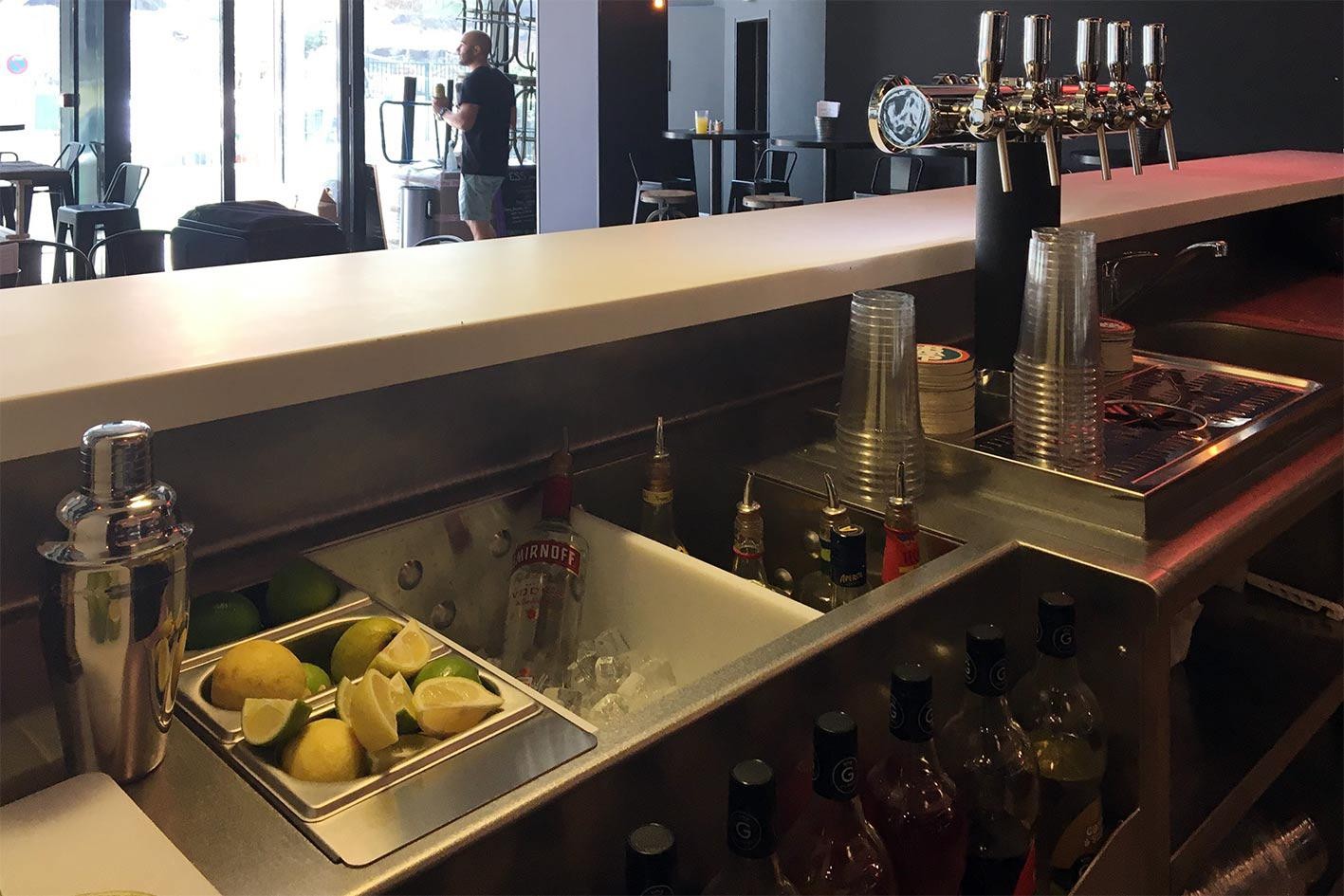 comptoir de bar inox professionnel avec tireuse à bière et station cocktail