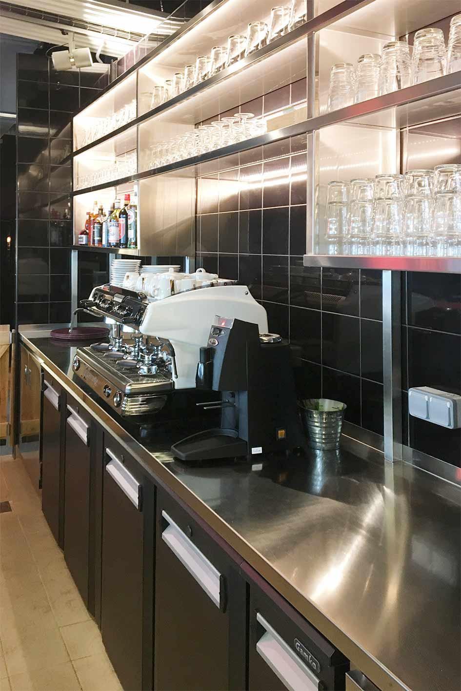 etagère arrière bar en inox sur mesure et frigorifique 4 portes