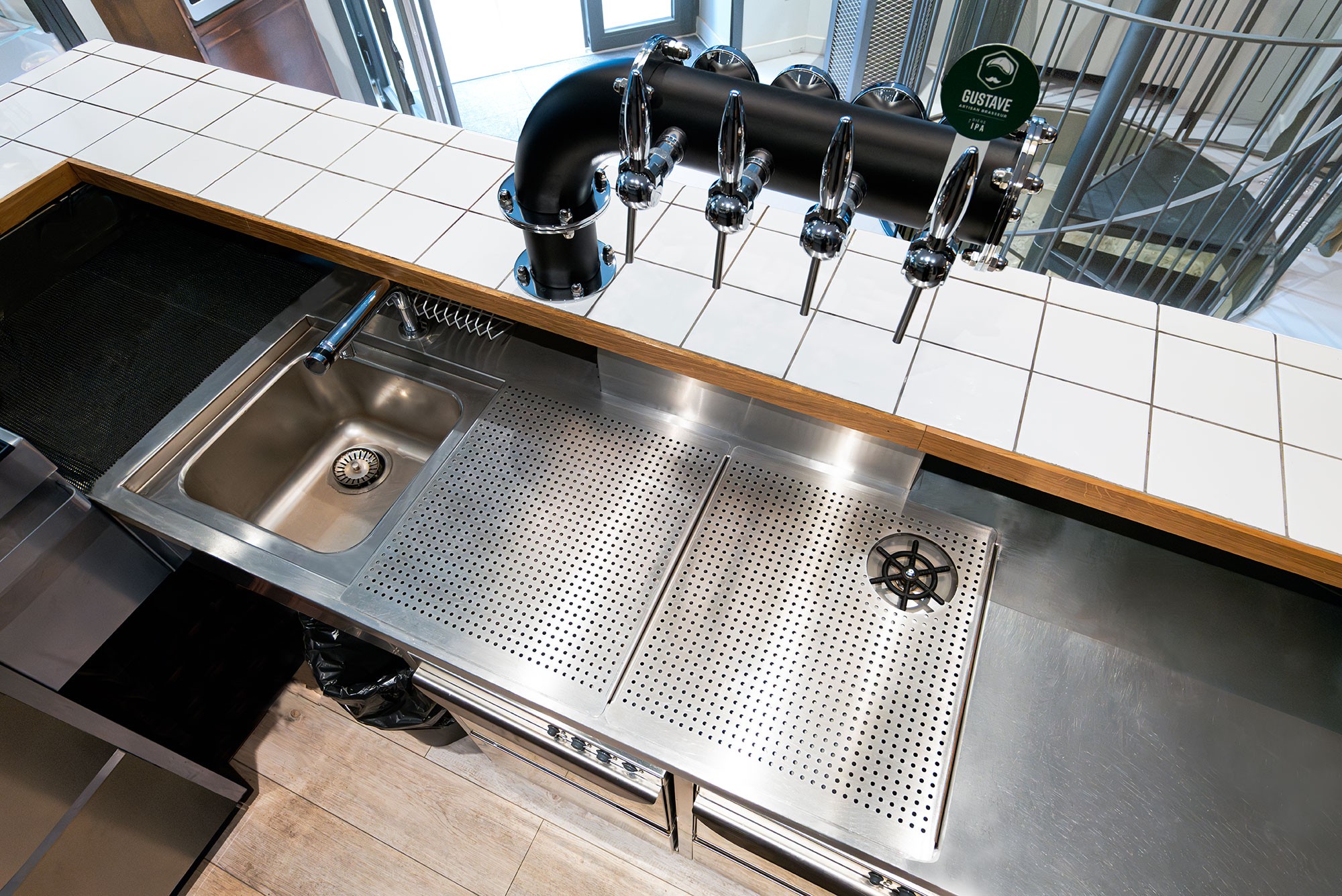 comptoir en bar en inox avec tireuse à bière