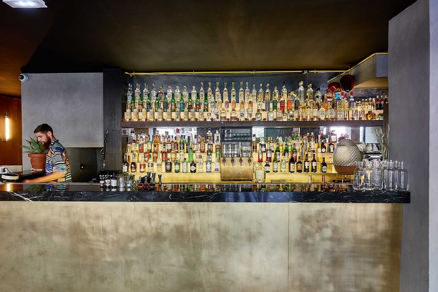  Agencements de bar avec comptoir marbre et façade doree 