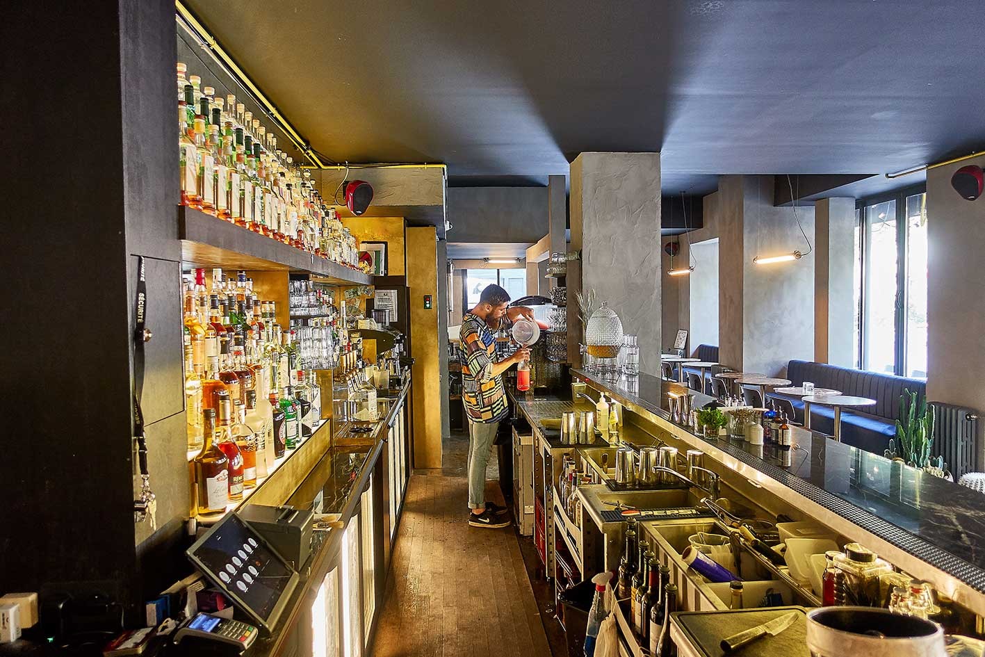  intérieur de bar avec station de bar inox 