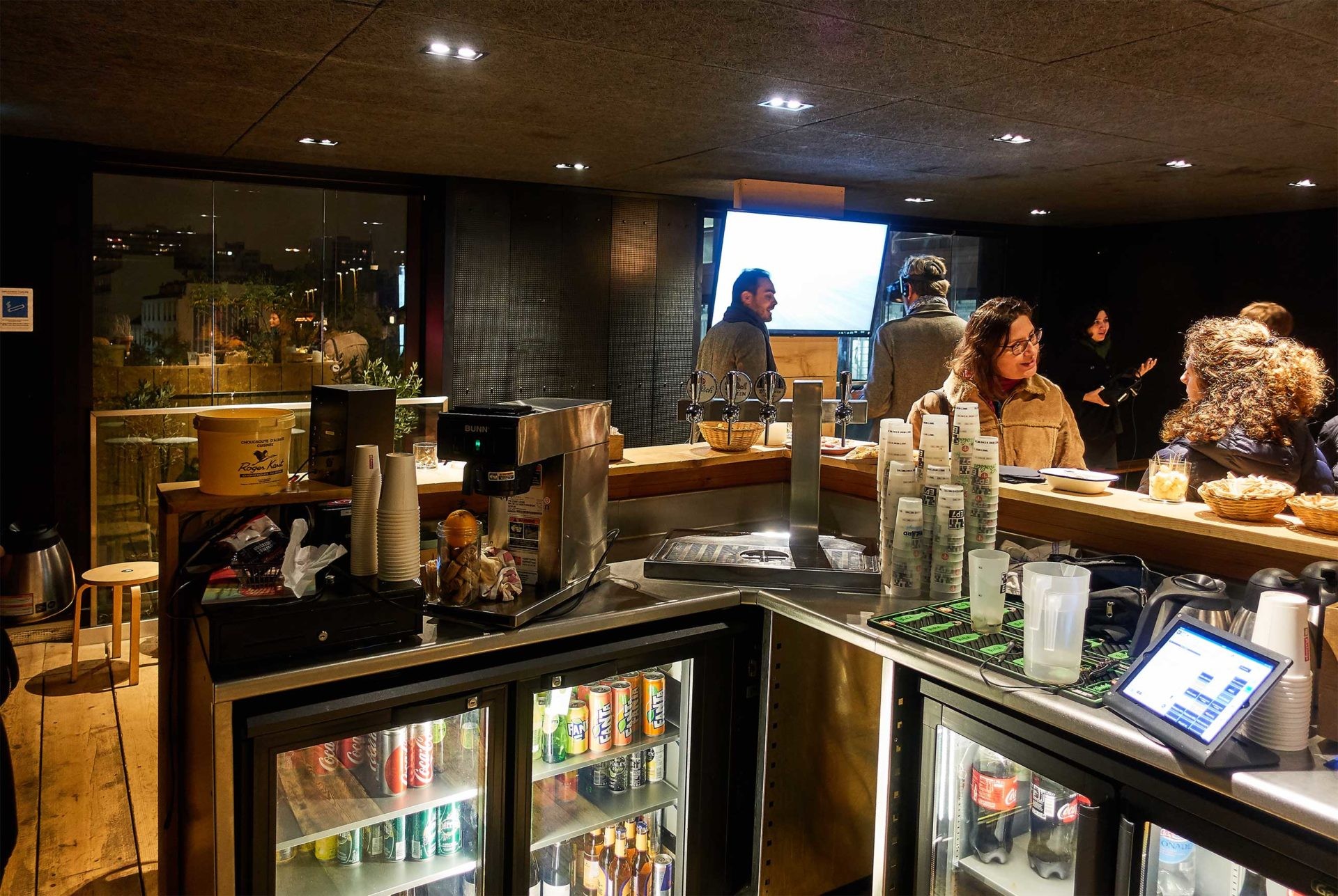 Équipement arrière bar frigorifique sous comptoir inox