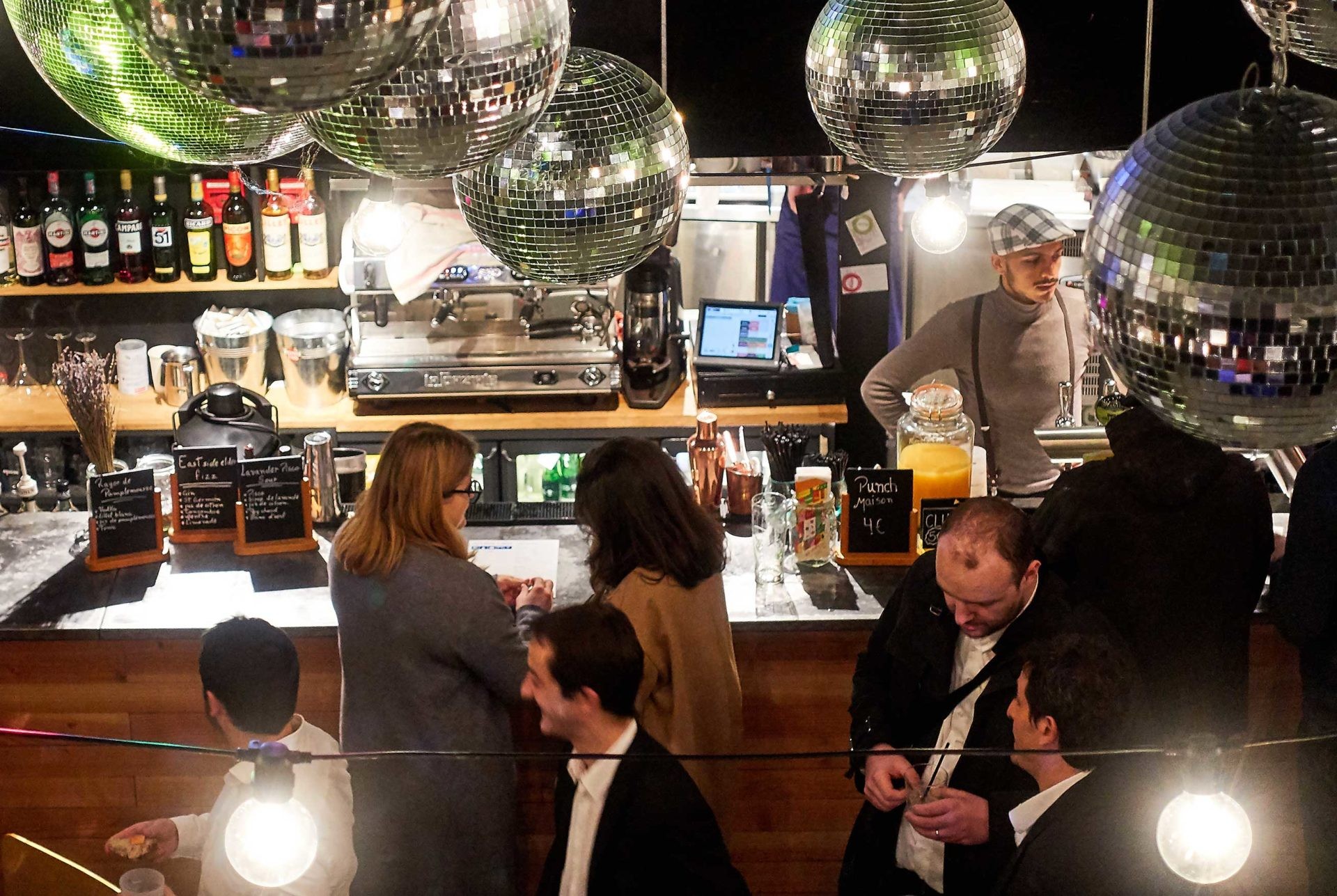 Comptoir de bar de discothèque et gens
