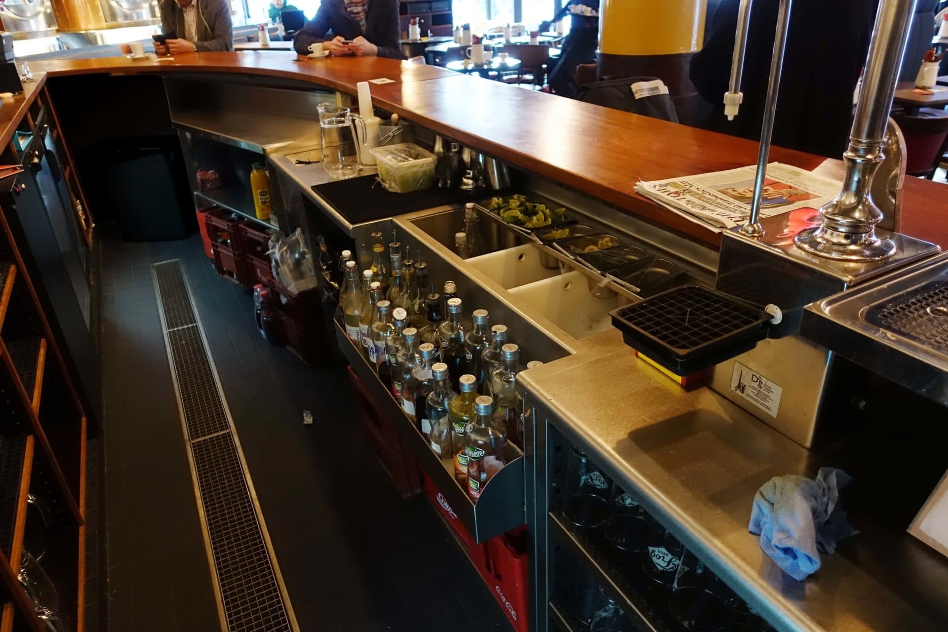 Agencement bar avec station de travail en inox