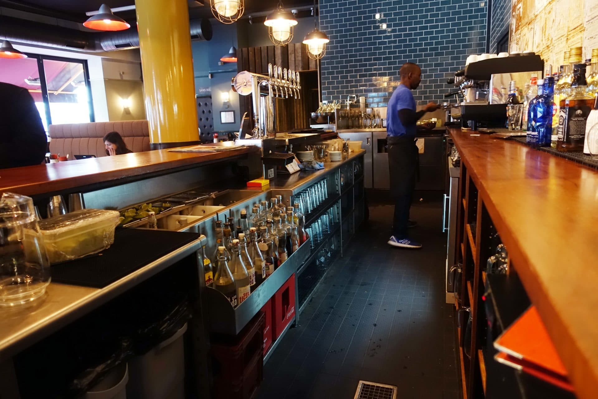 Agencement de station de bar professionnelle avec station cocktail
