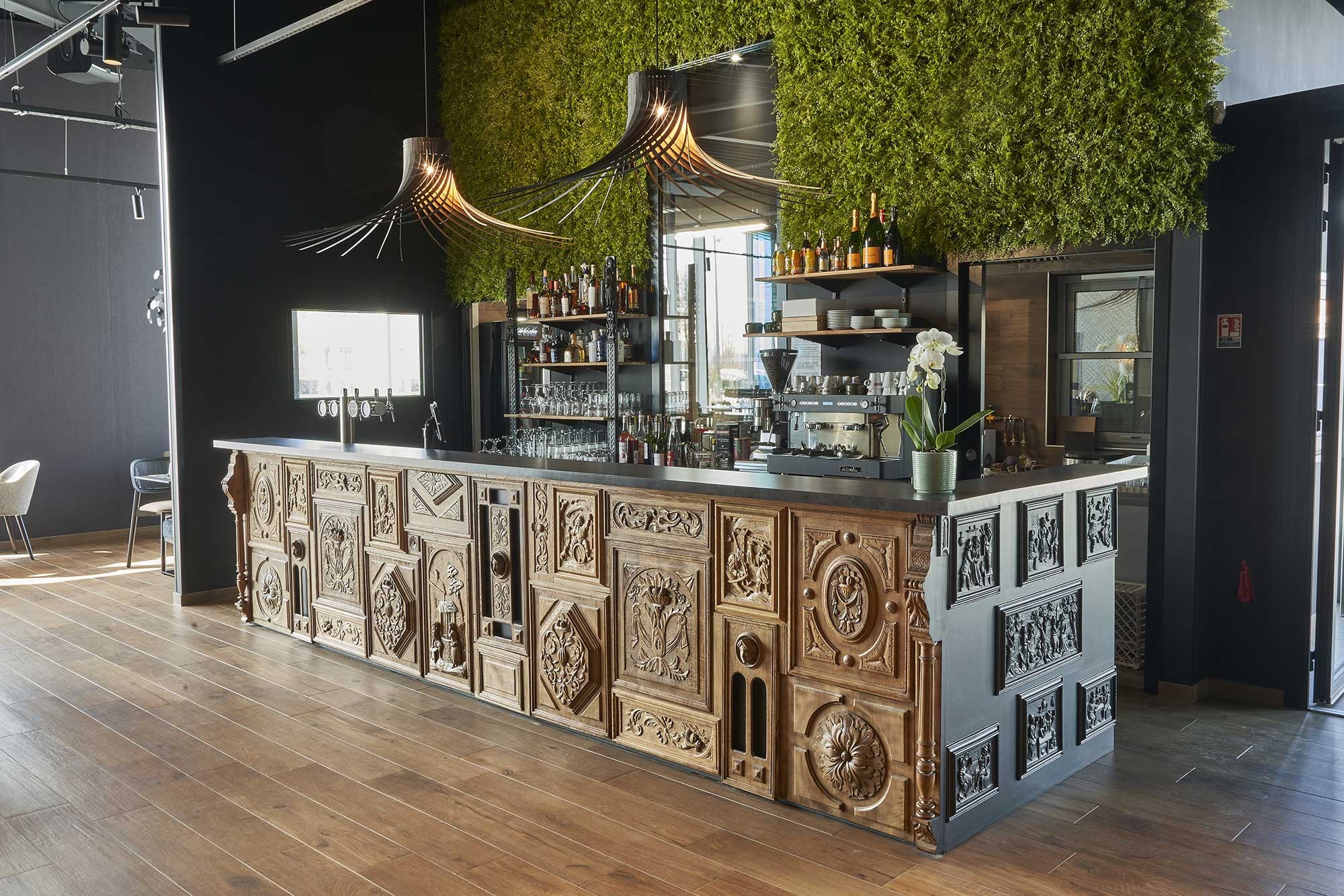  comptoir de bar de brasserie avec décoration en bois 