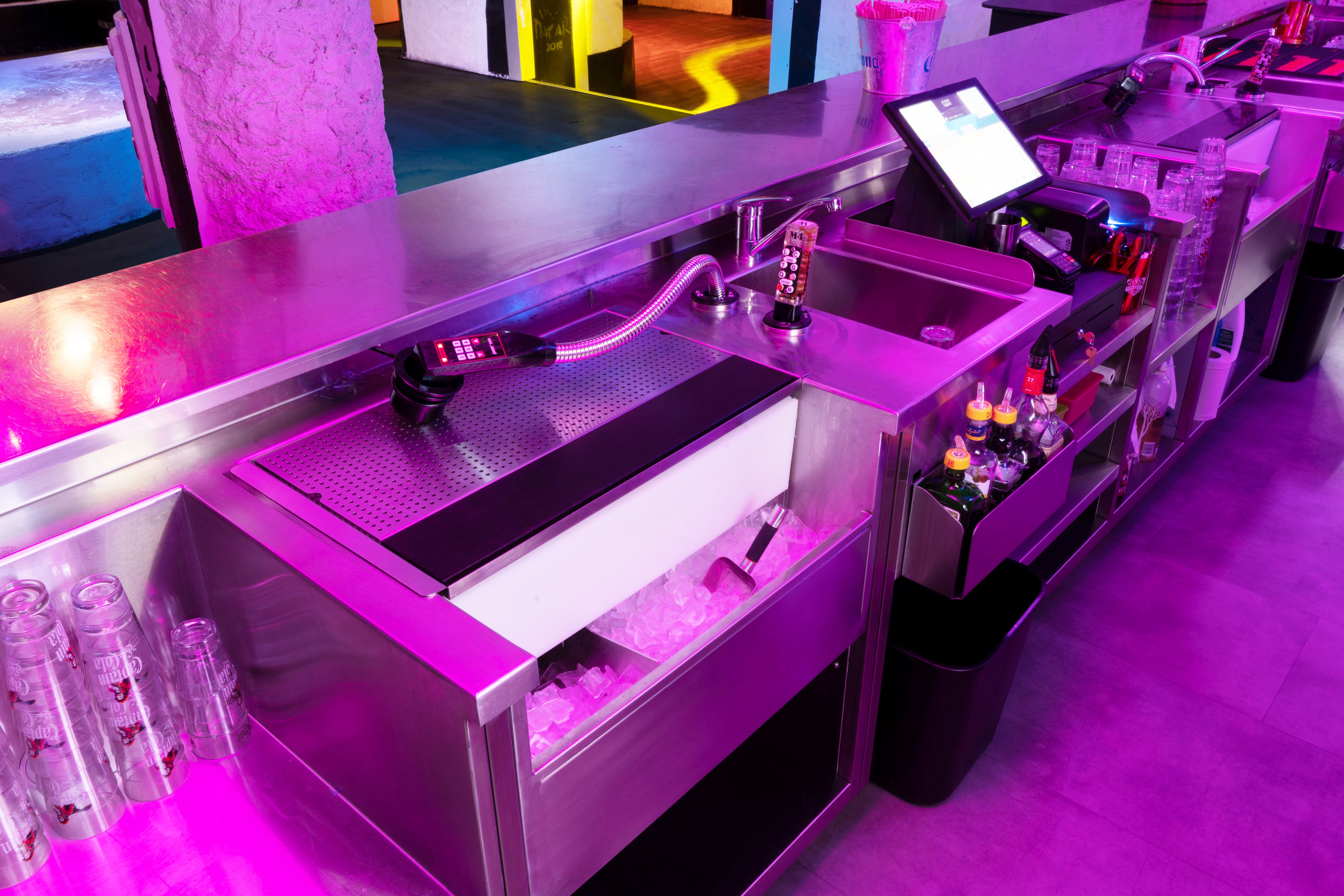 agencement de station de bar en inox avec caisse et station cocktail pour discotheque