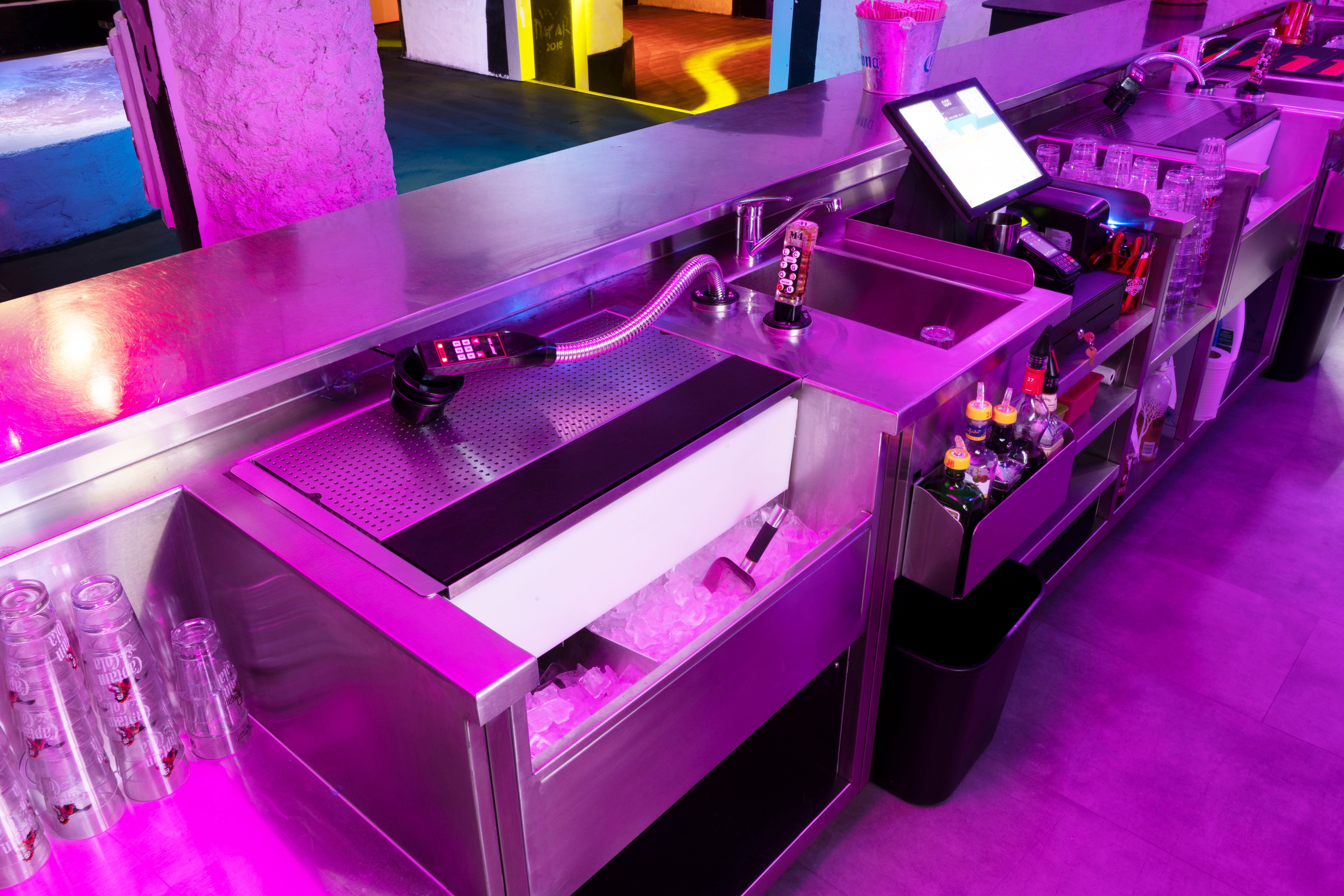  agencement de station de bar en inox avec caisse et station cocktail pour discotheque 