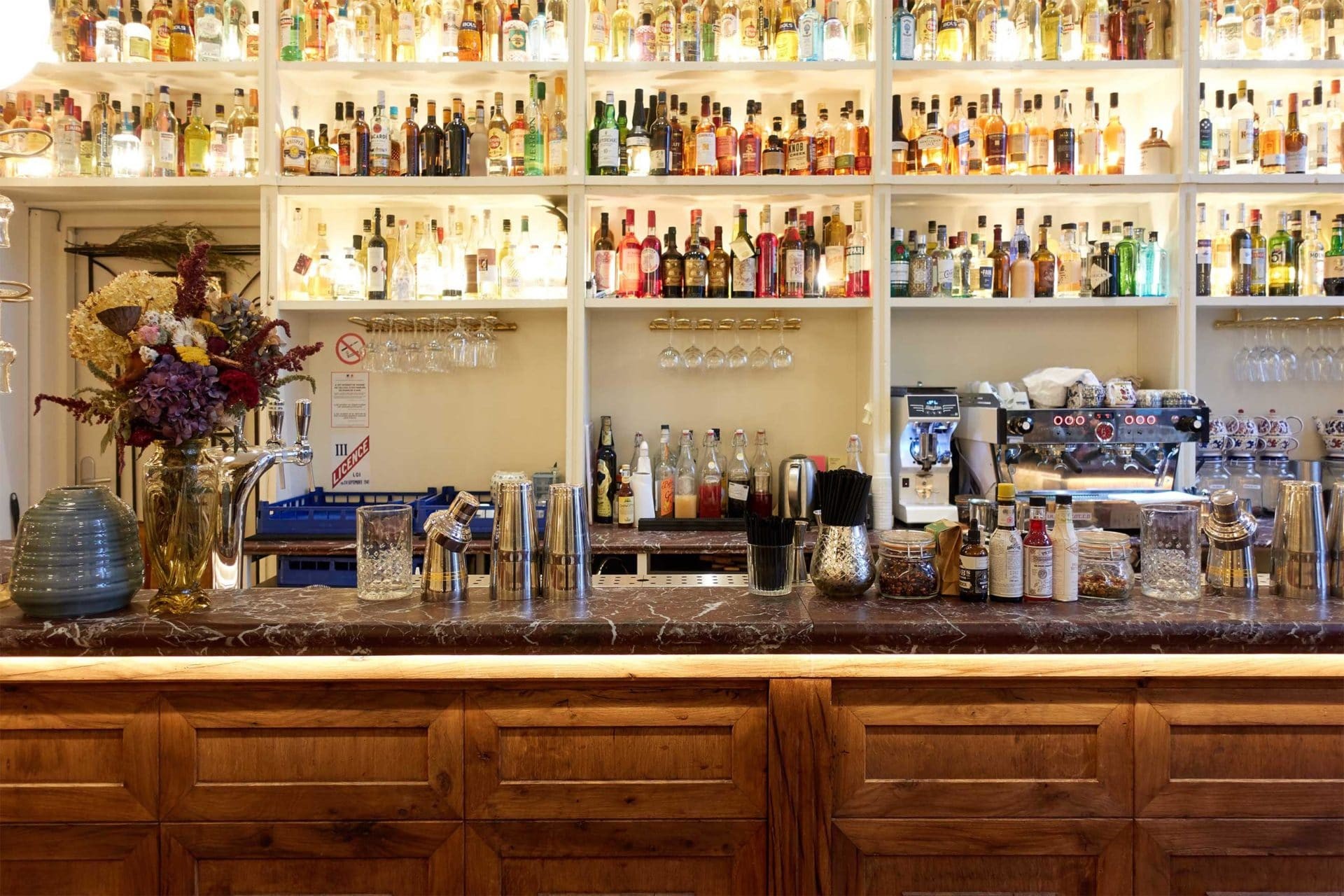   Étagère arrière-bar en bois peint en blanc 