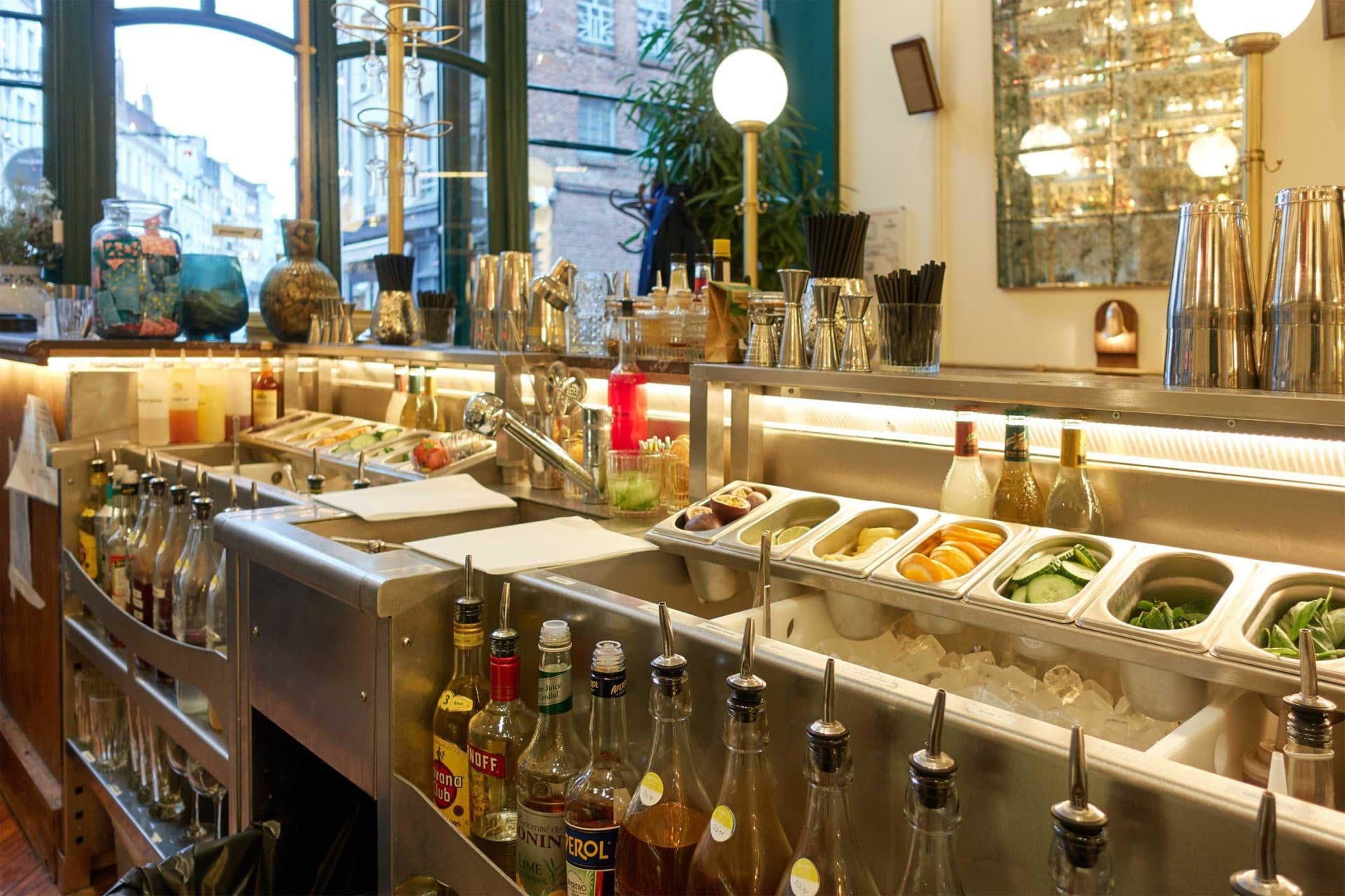 Station cocktail en inox avec speedrail, bacs à glace et bacs garnishs