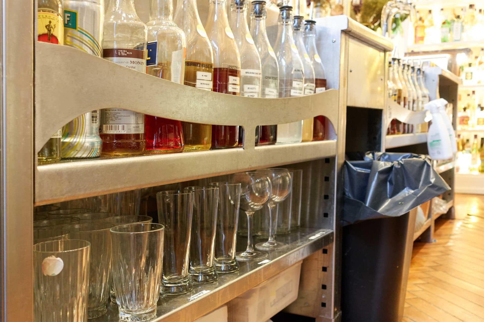 Espace de stockage sous station cocktail