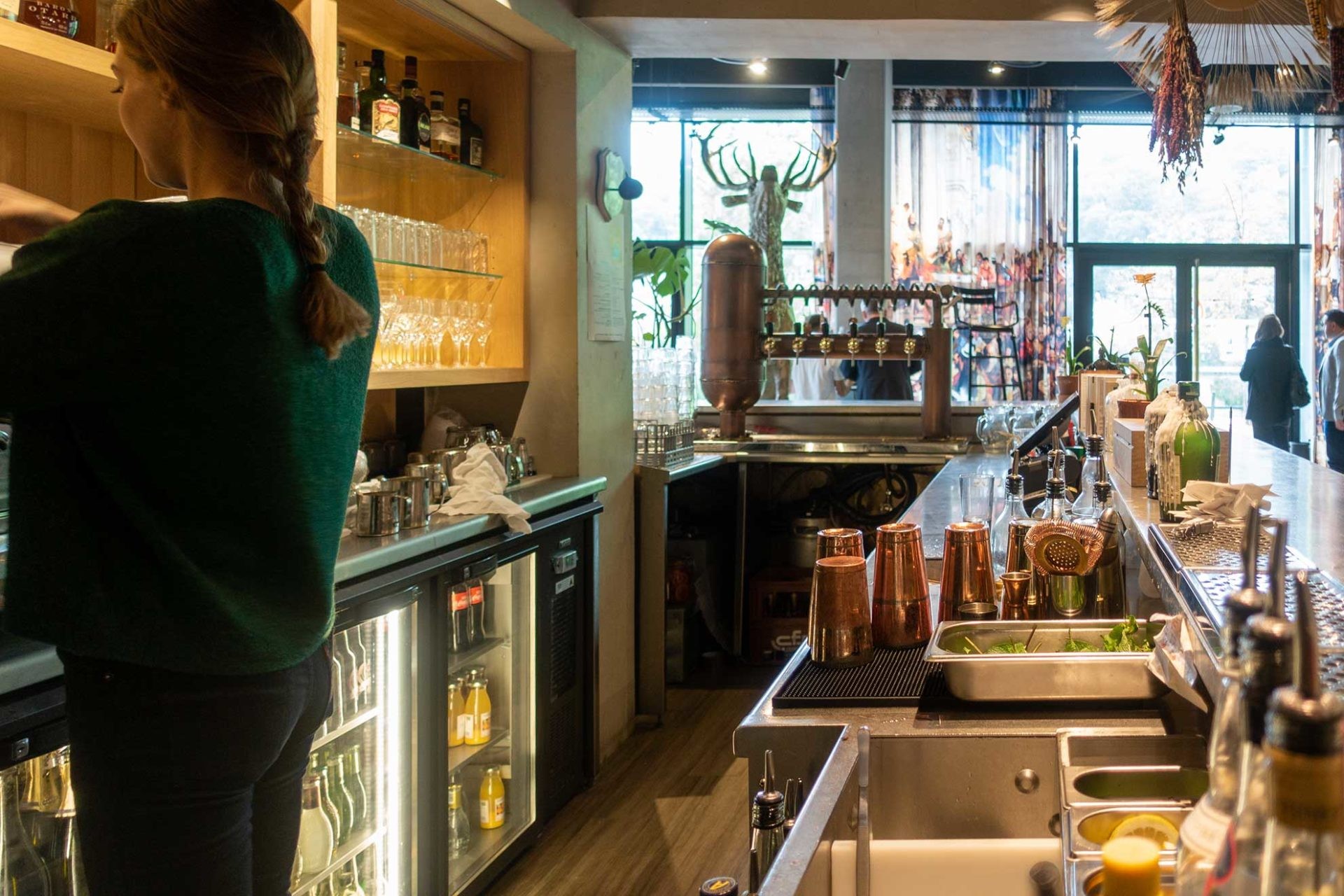 Comptoir de bar professionnel en inox d'un bar