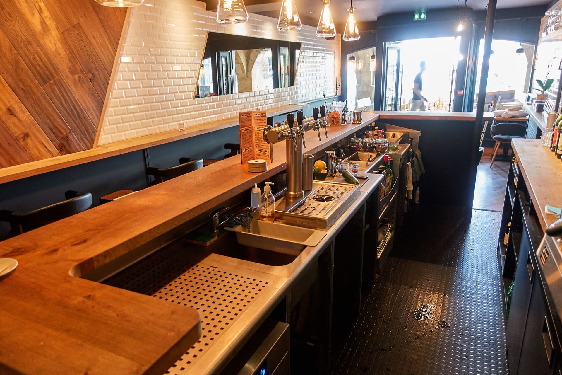 Agencement de bar en inox avec plonge et colonne a biere et station cocktail