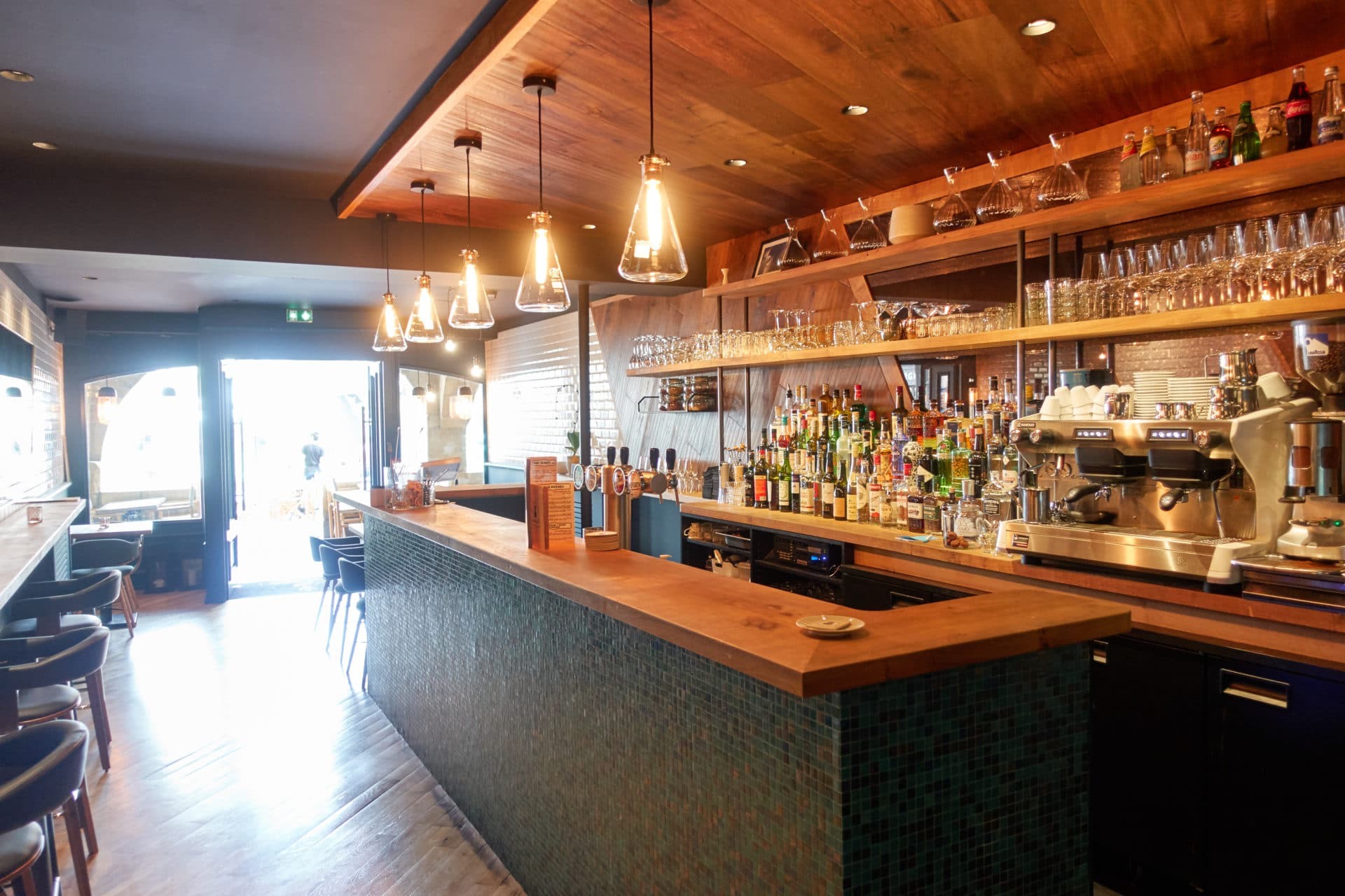 comptoir de bar avec plateau en bois