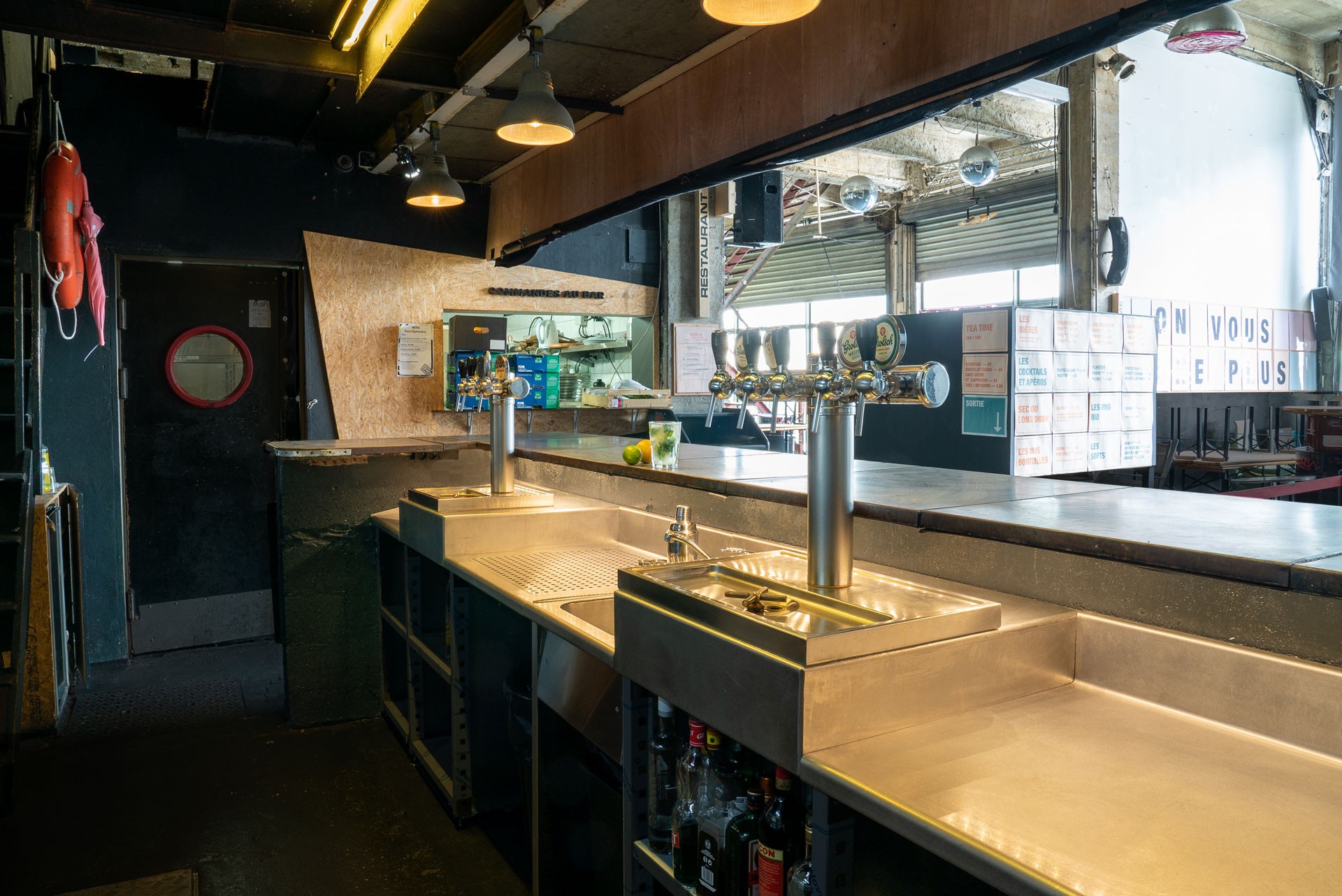 Station de bar en inox avec colonne à bière et plonge