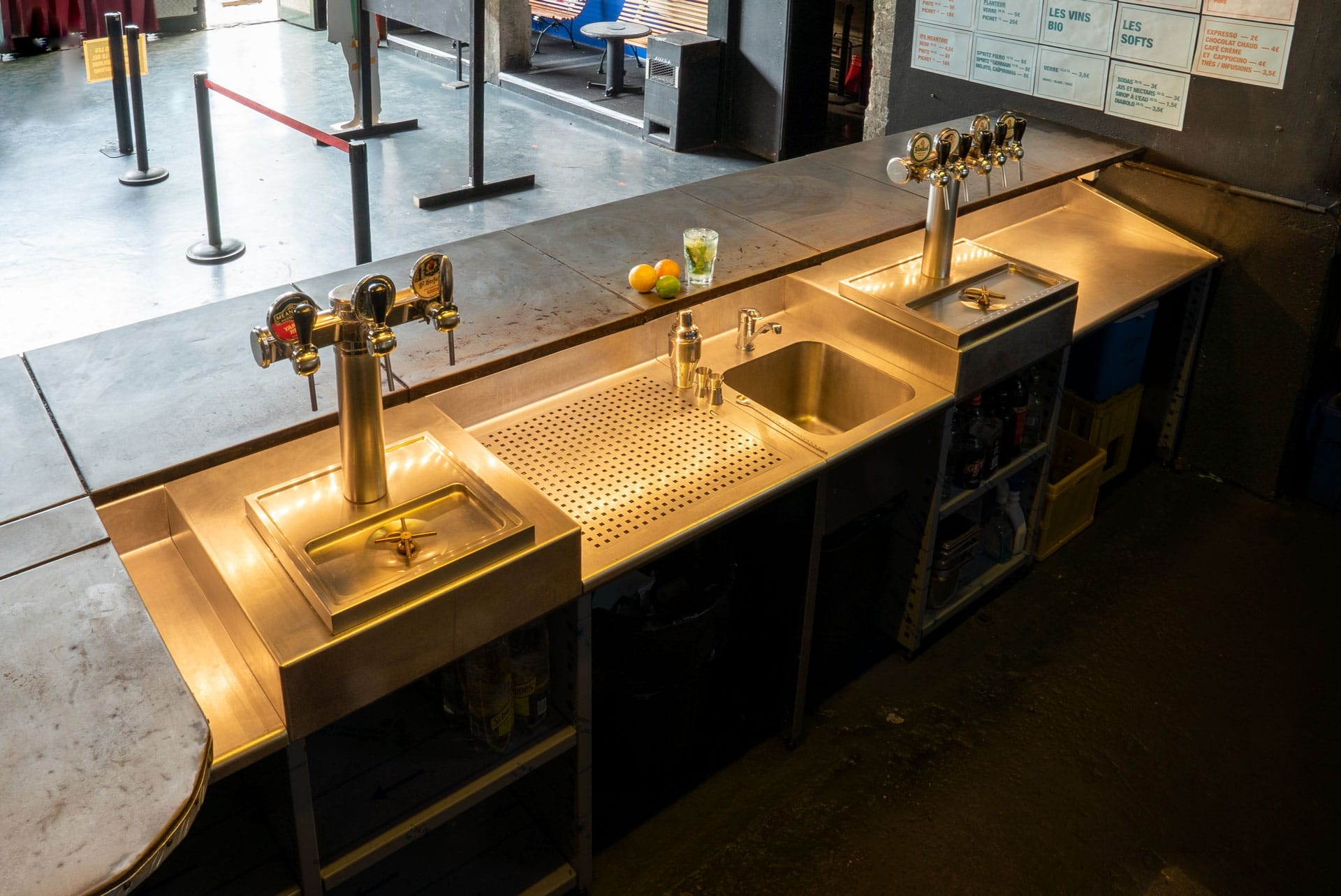  Station de bar en inox avec deux colonnes à bière et une plonge au bar 