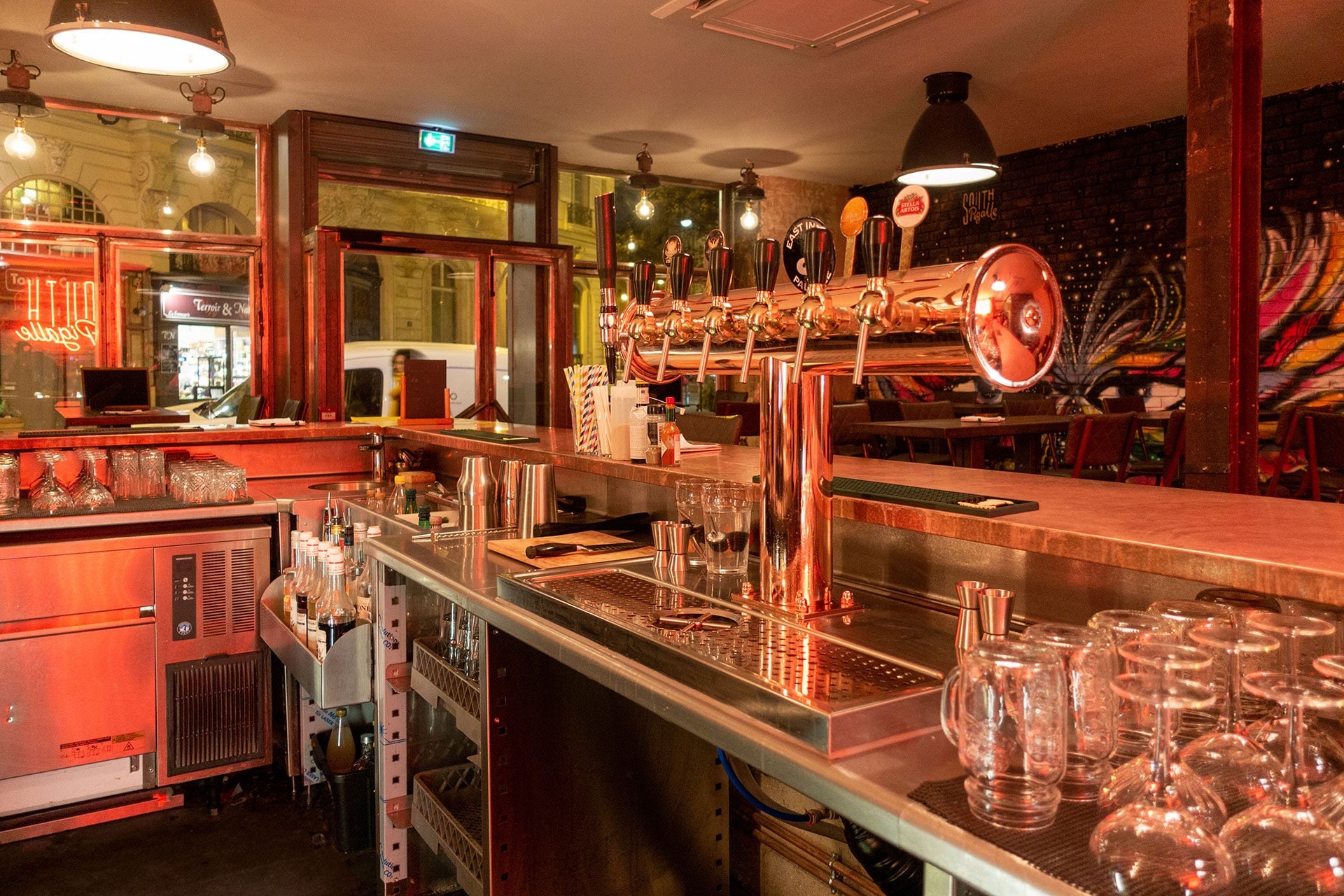  Agencement du bar en inox avec colonne a bière en laiton 