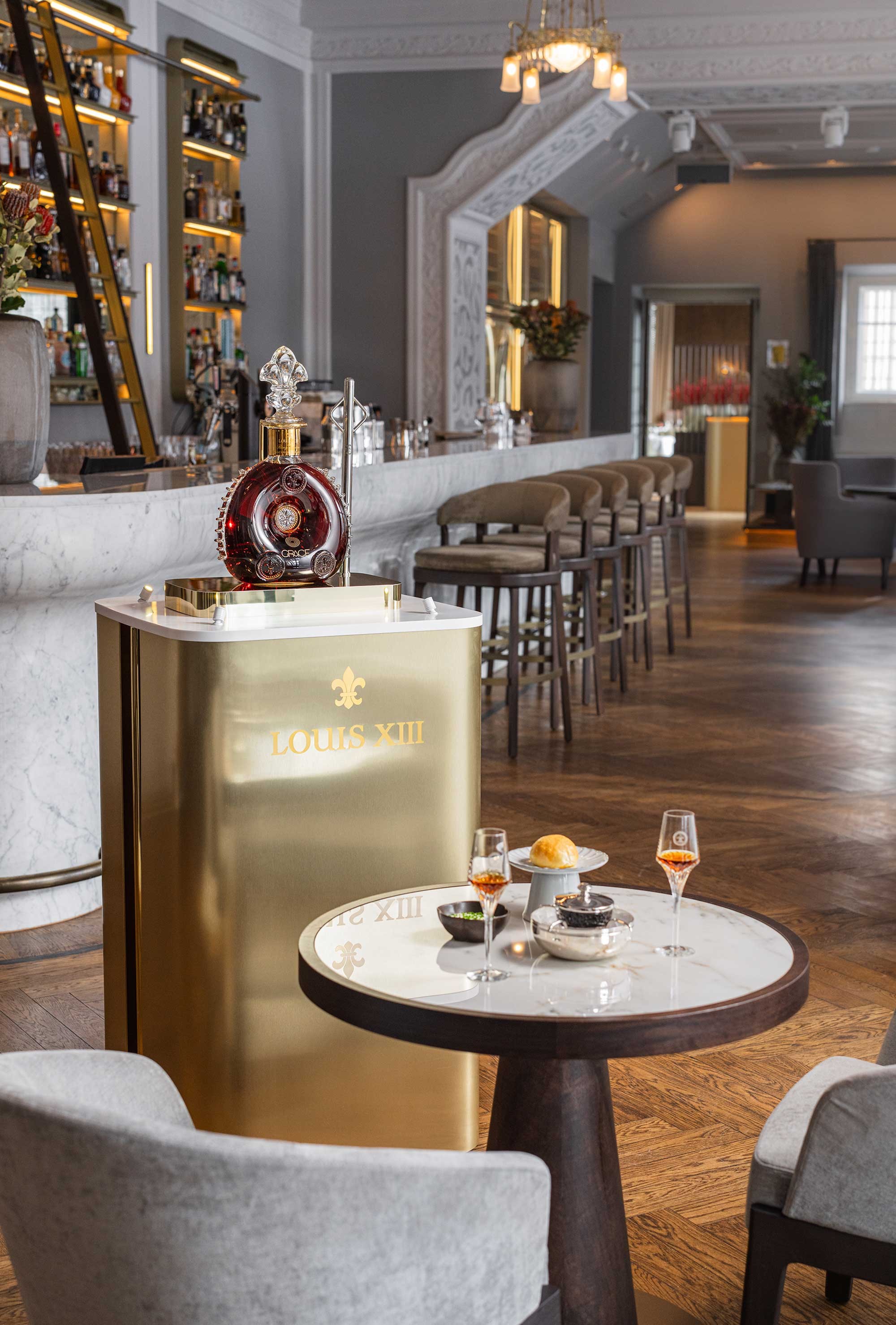  Exclusive bar trolley to enhance the LOUIS XIII decanter tasting experience 