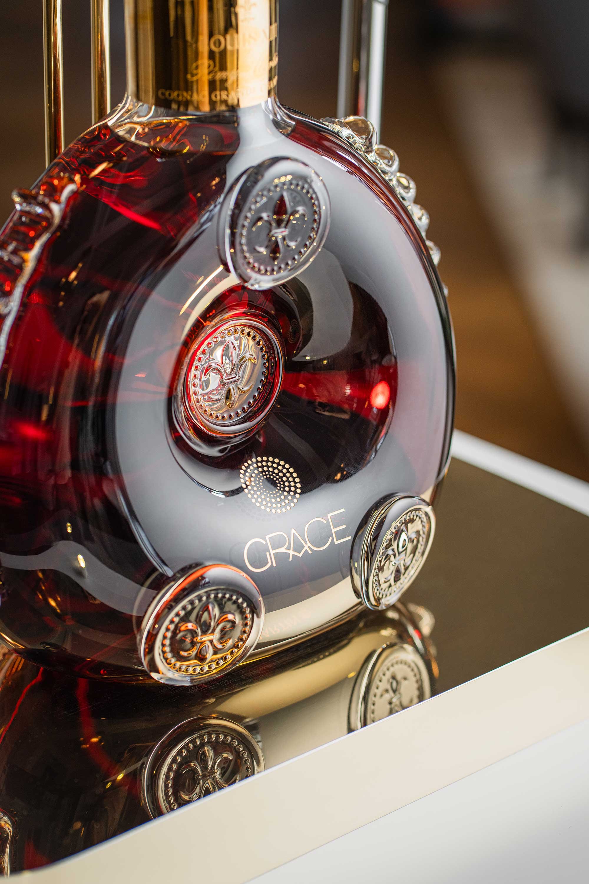  Elegant service trolley for LOUIS XIII jeroboam decanter 