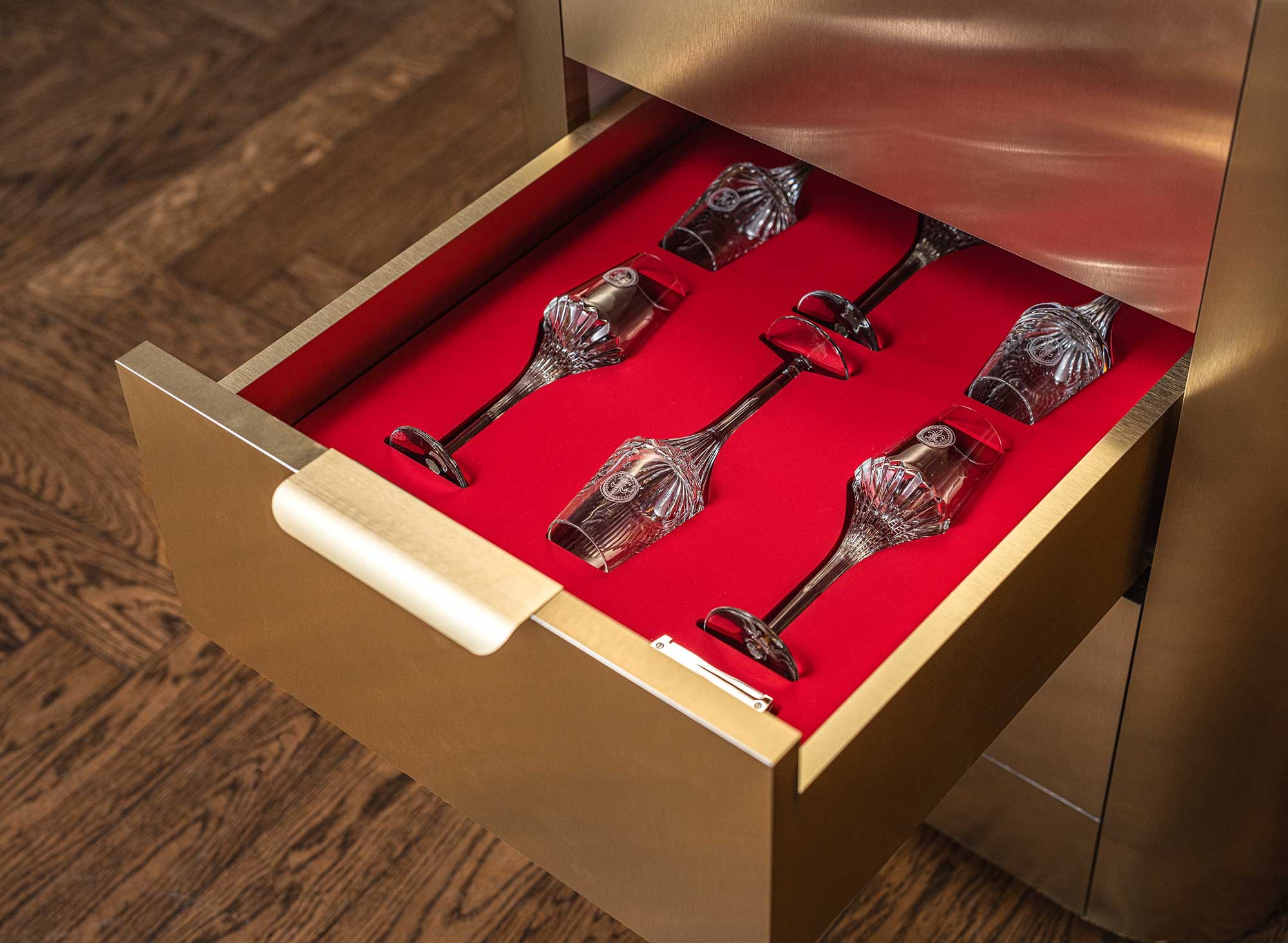  Mobile trolley in wood and metal dedicated to the LOUIS XIII decanter 